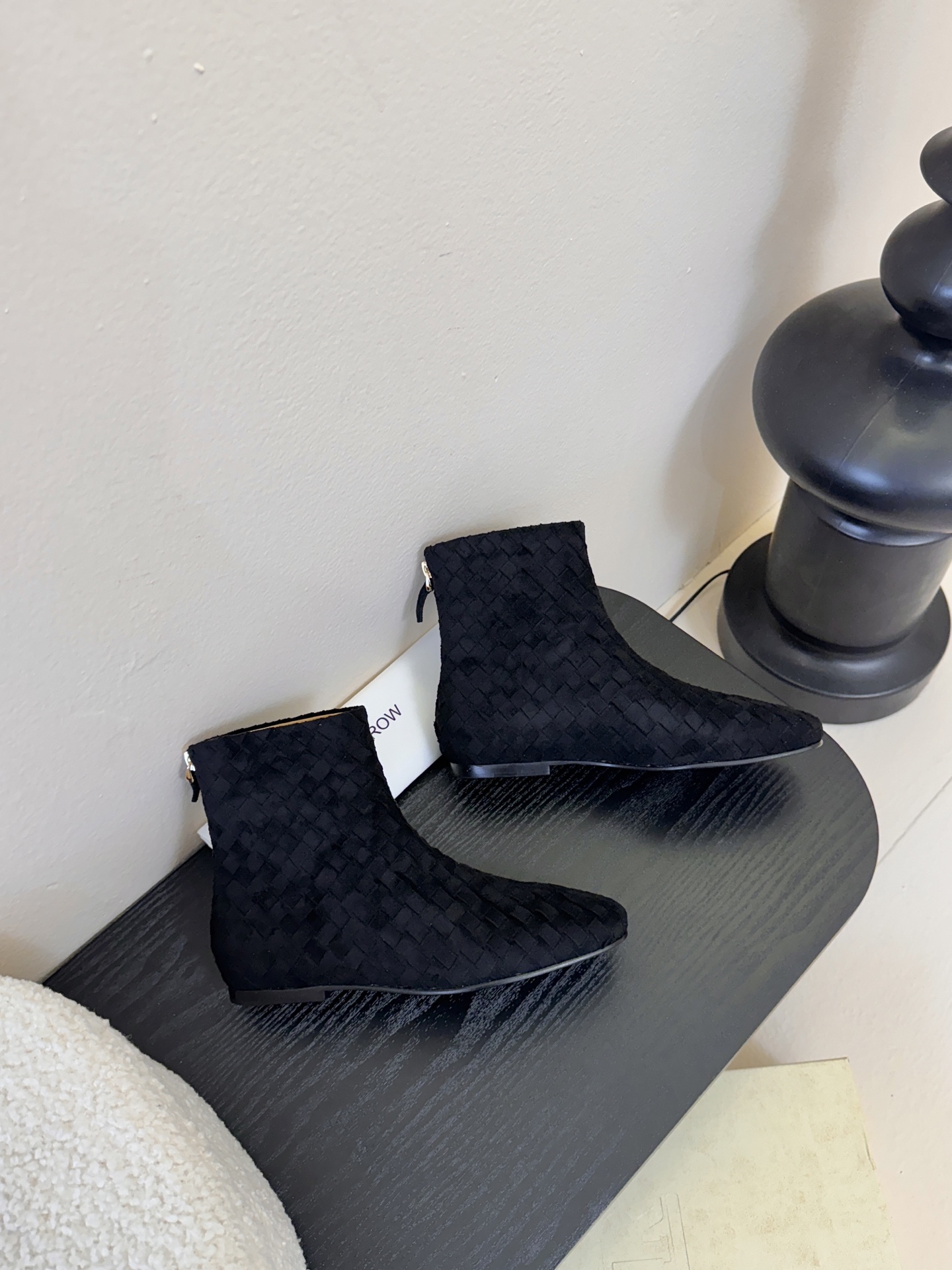 The row 新款短靴小方头鞋头尽显知性 穿搭显瘦长腿神器，不论是搭配连衣裙还是牛仔裙都能轻松驾驭鞋面