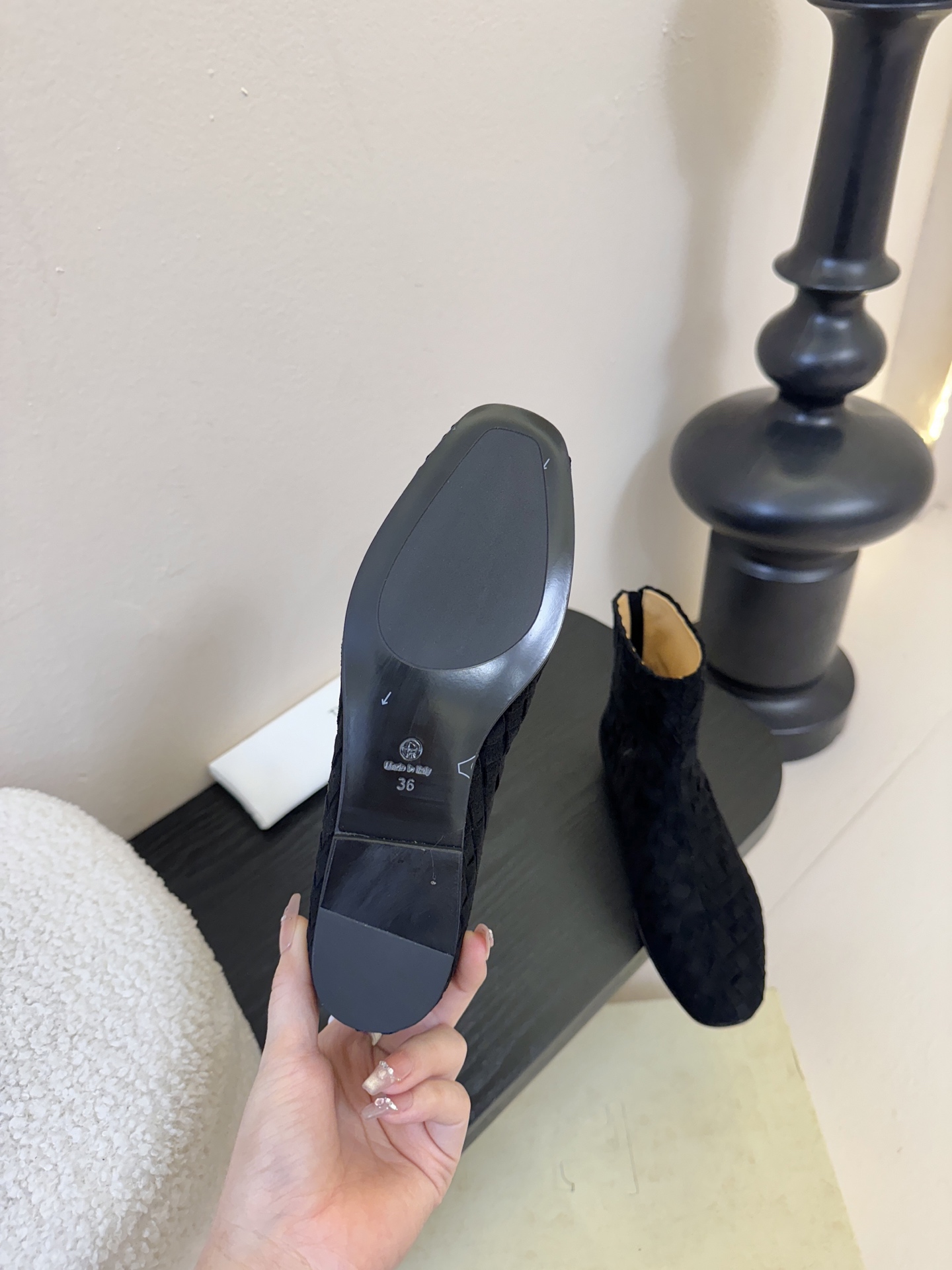 The row 新款短靴小方头鞋头尽显知性 穿搭显瘦长腿神器，不论是搭配连衣裙还是牛仔裙都能轻松驾驭鞋面