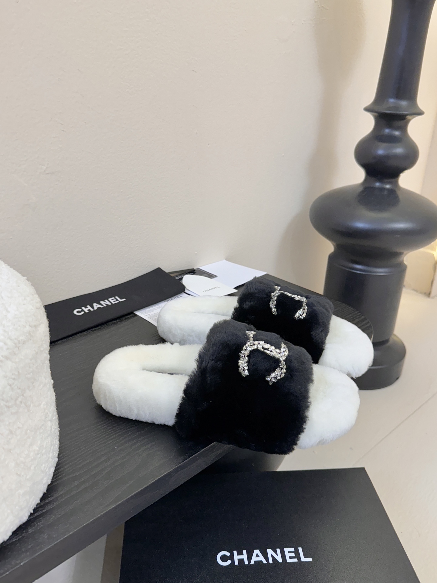 CHANE* ｜小香经典双C水钻毛毛拖鞋 “抢先穿”系列 行走的羊咩咩🐑毛茸茸的实在是太可爱太舒服啦！简