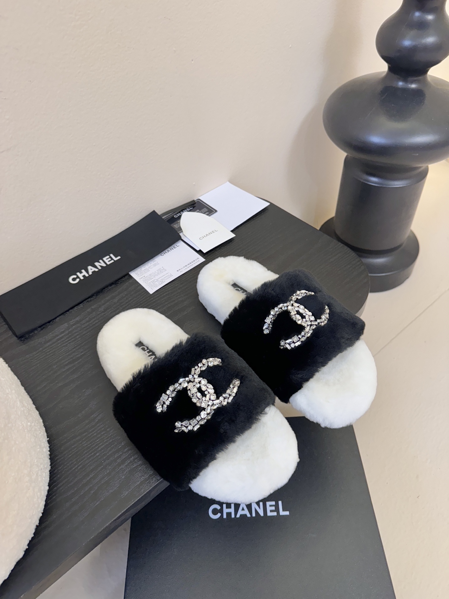 CHANE* ｜小香经典双C水钻毛毛拖鞋 “抢先穿”系列 行走的羊咩咩🐑毛茸茸的实在是太可爱太舒服啦！简