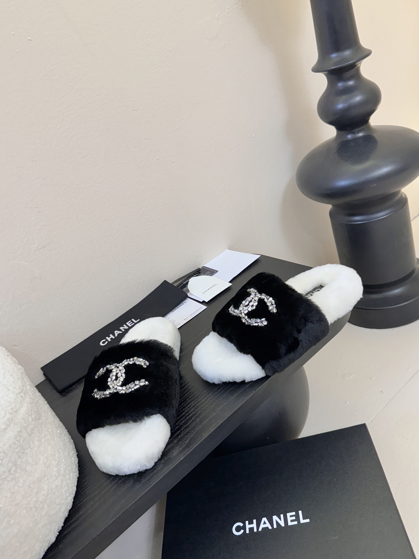 CHANE* ｜小香经典双C水钻毛毛拖鞋 “抢先穿”系列 行走的羊咩咩🐑毛茸茸的实在是太可爱太舒服啦！简