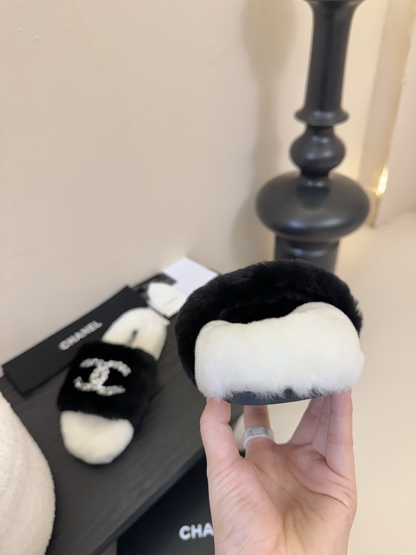 CHANE* ｜小香经典双C水钻毛毛拖鞋 “抢先穿”系列 行走的羊咩咩🐑毛茸茸的实在是太可爱太舒服啦！简