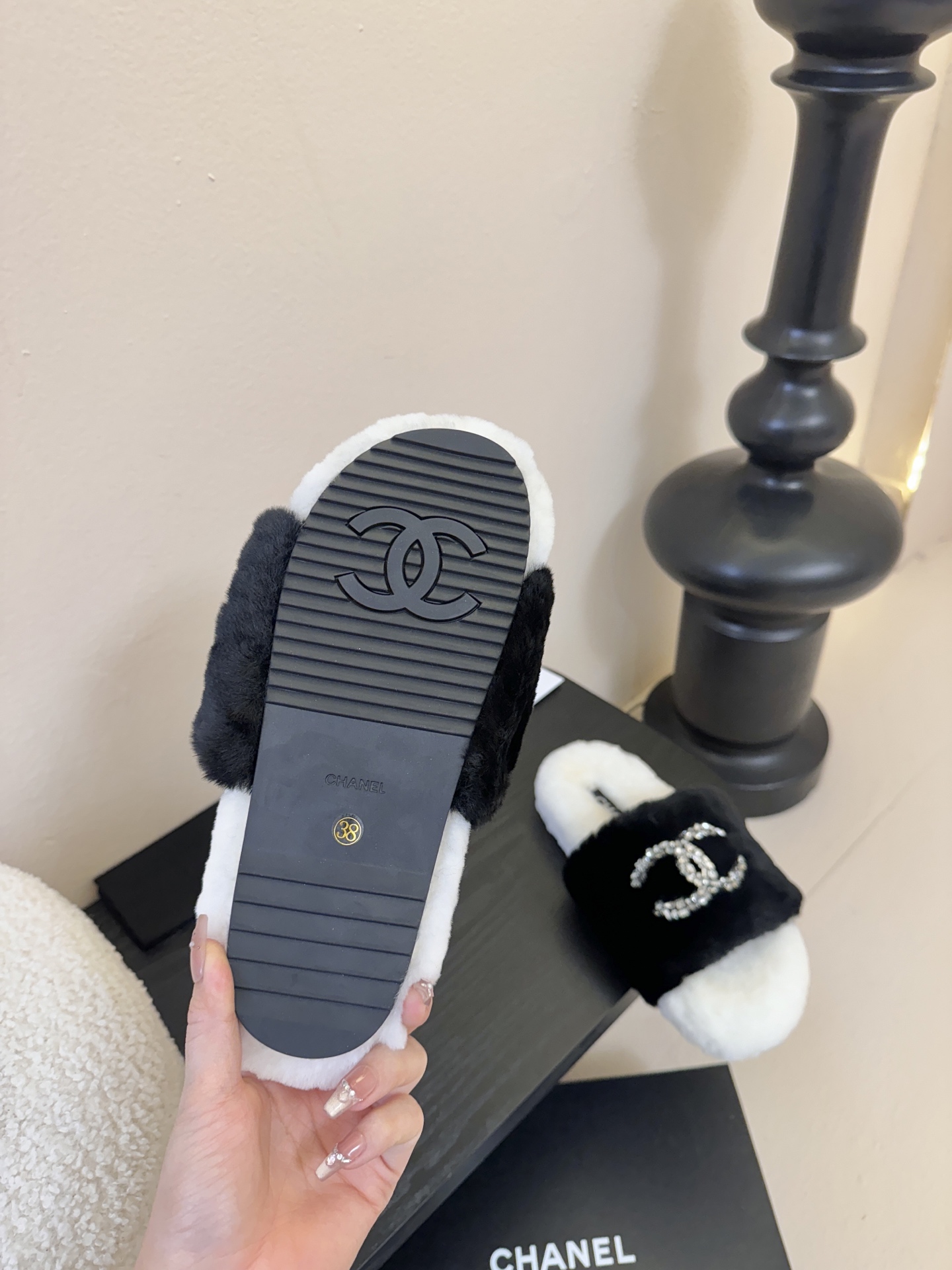 CHANE* ｜小香经典双C水钻毛毛拖鞋 “抢先穿”系列 行走的羊咩咩🐑毛茸茸的实在是太可爱太舒服啦！简