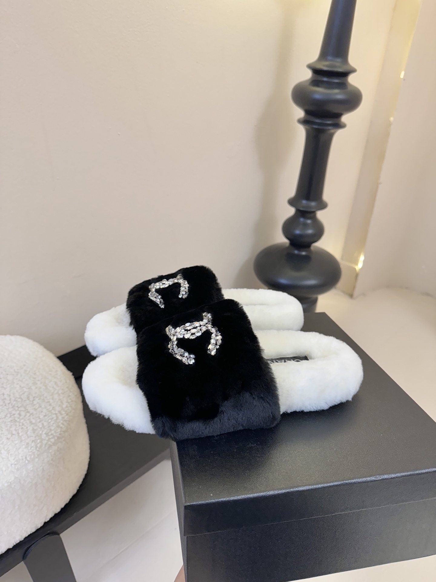 CHANE* ｜小香经典双C水钻毛毛拖鞋 “抢先穿”系列 行走的羊咩咩🐑毛茸茸的实在是太可爱太舒服啦！简