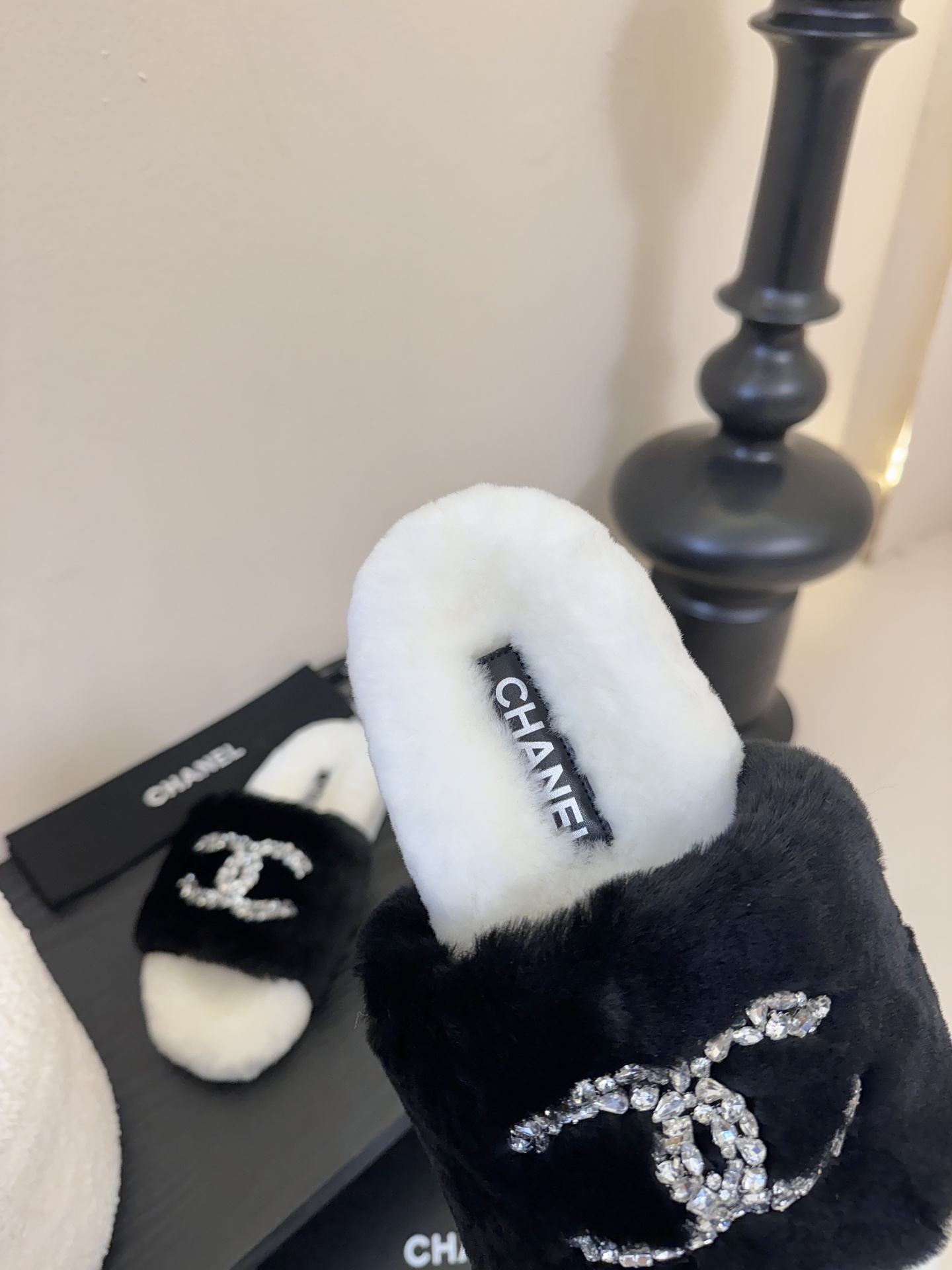 CHANE* ｜小香经典双C水钻毛毛拖鞋 “抢先穿”系列 行走的羊咩咩🐑毛茸茸的实在是太可爱太舒服啦！简