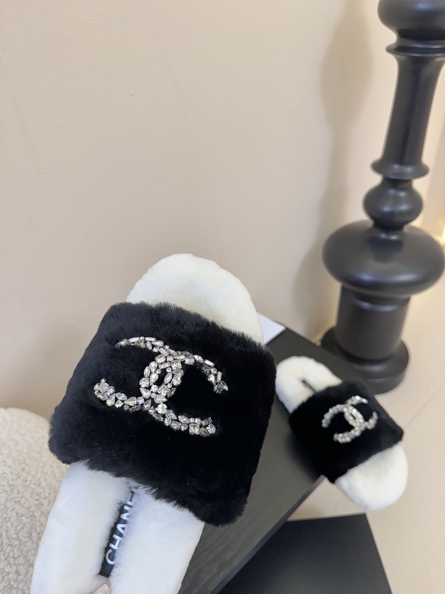 CHANE* ｜小香经典双C水钻毛毛拖鞋 “抢先穿”系列 行走的羊咩咩🐑毛茸茸的实在是太可爱太舒服啦！简