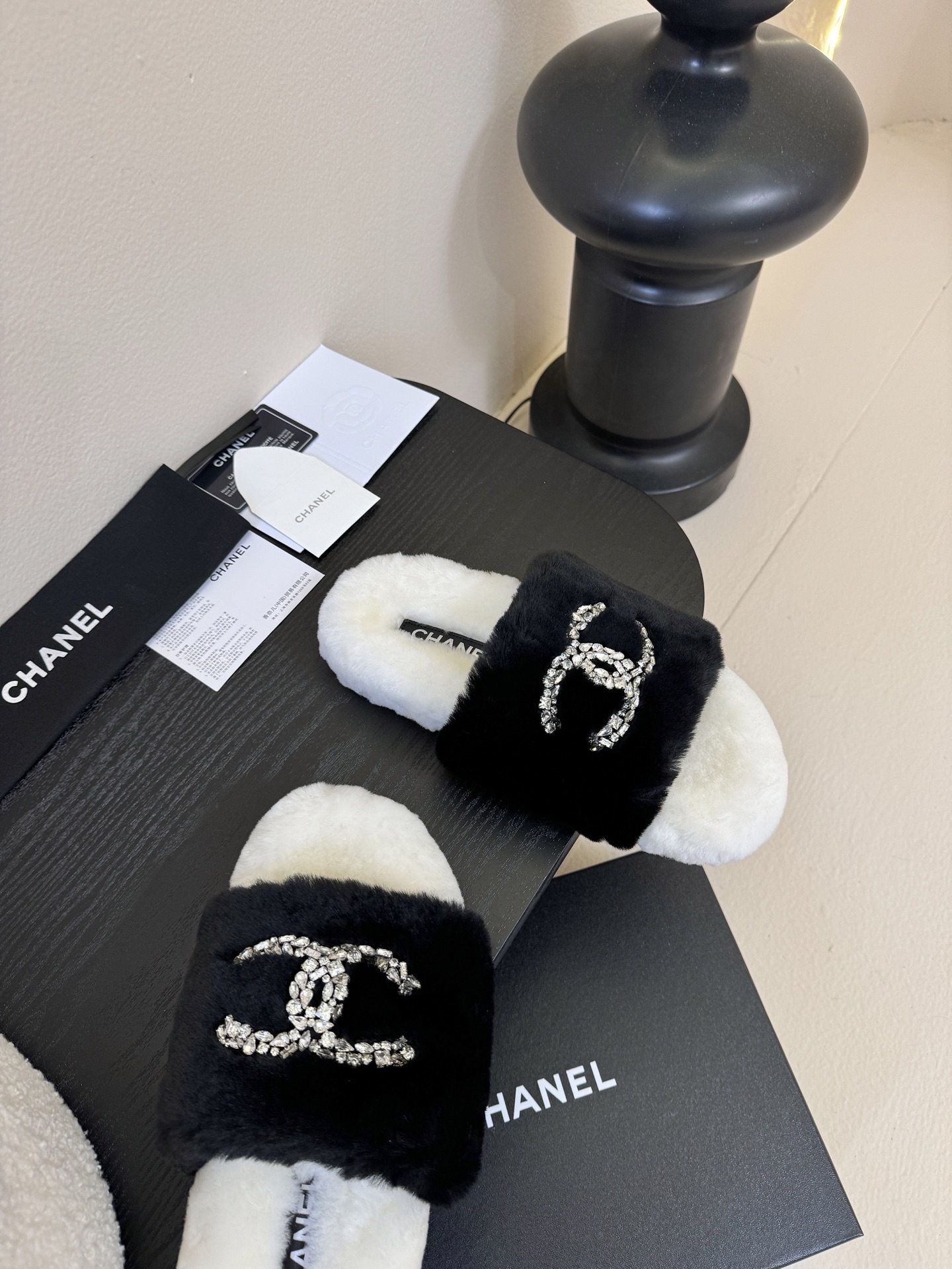 CHANE* ｜小香经典双C水钻毛毛拖鞋 “抢先穿”系列 行走的羊咩咩🐑毛茸茸的实在是太可爱太舒服啦！简