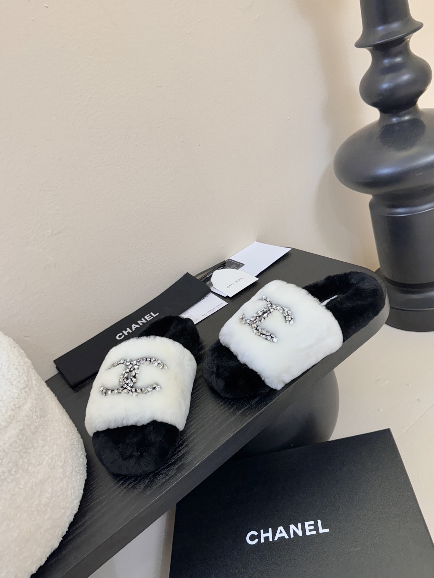 CHANE* ｜小香经典双C水钻毛毛拖鞋 “抢先穿”系列 行走的羊咩咩🐑毛茸茸的实在是太可爱太舒服啦！简
