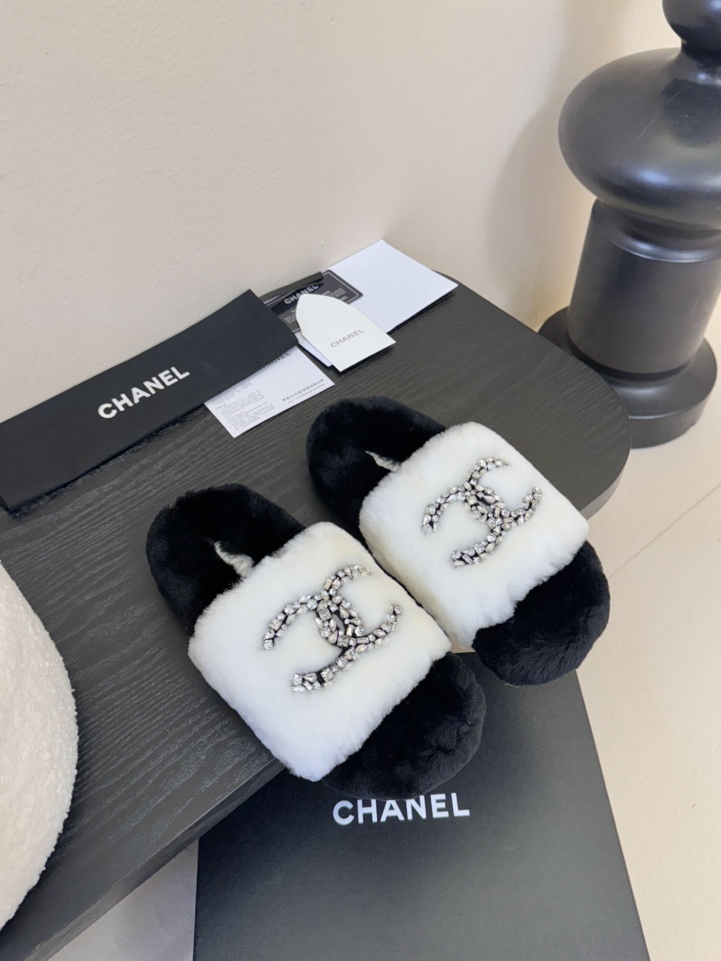 CHANE* ｜小香经典双C水钻毛毛拖鞋 “抢先穿”系列 行走的羊咩咩🐑毛茸茸的实在是太可爱太舒服啦！简