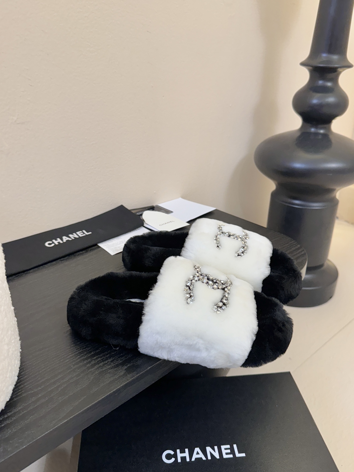 CHANE* ｜小香经典双C水钻毛毛拖鞋 “抢先穿”系列 行走的羊咩咩🐑毛茸茸的实在是太可爱太舒服啦！简