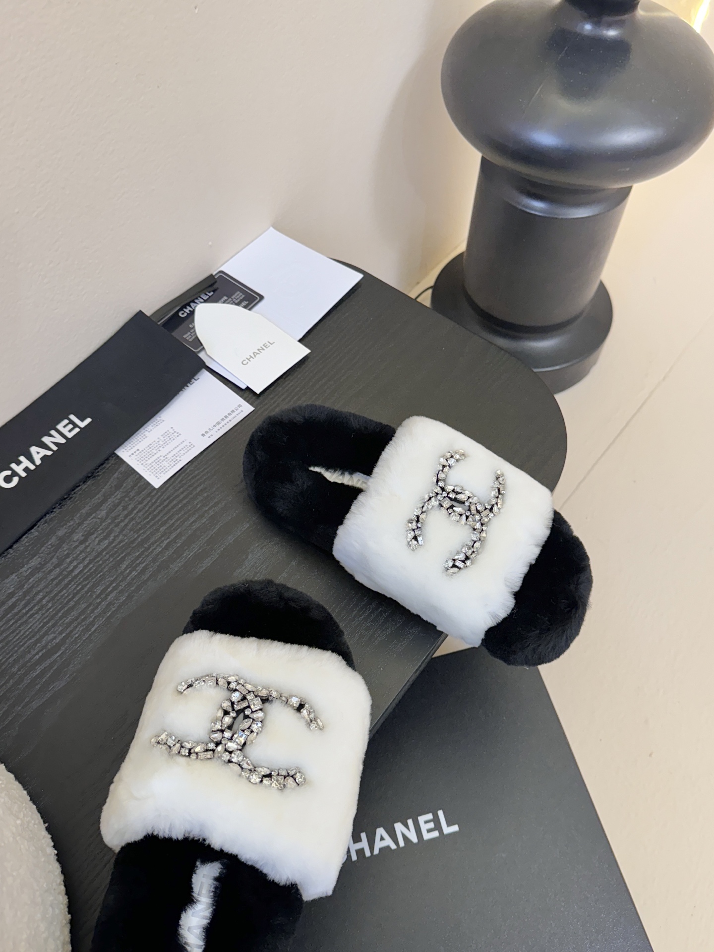 CHANE* ｜小香经典双C水钻毛毛拖鞋 “抢先穿”系列 行走的羊咩咩🐑毛茸茸的实在是太可爱太舒服啦！简
