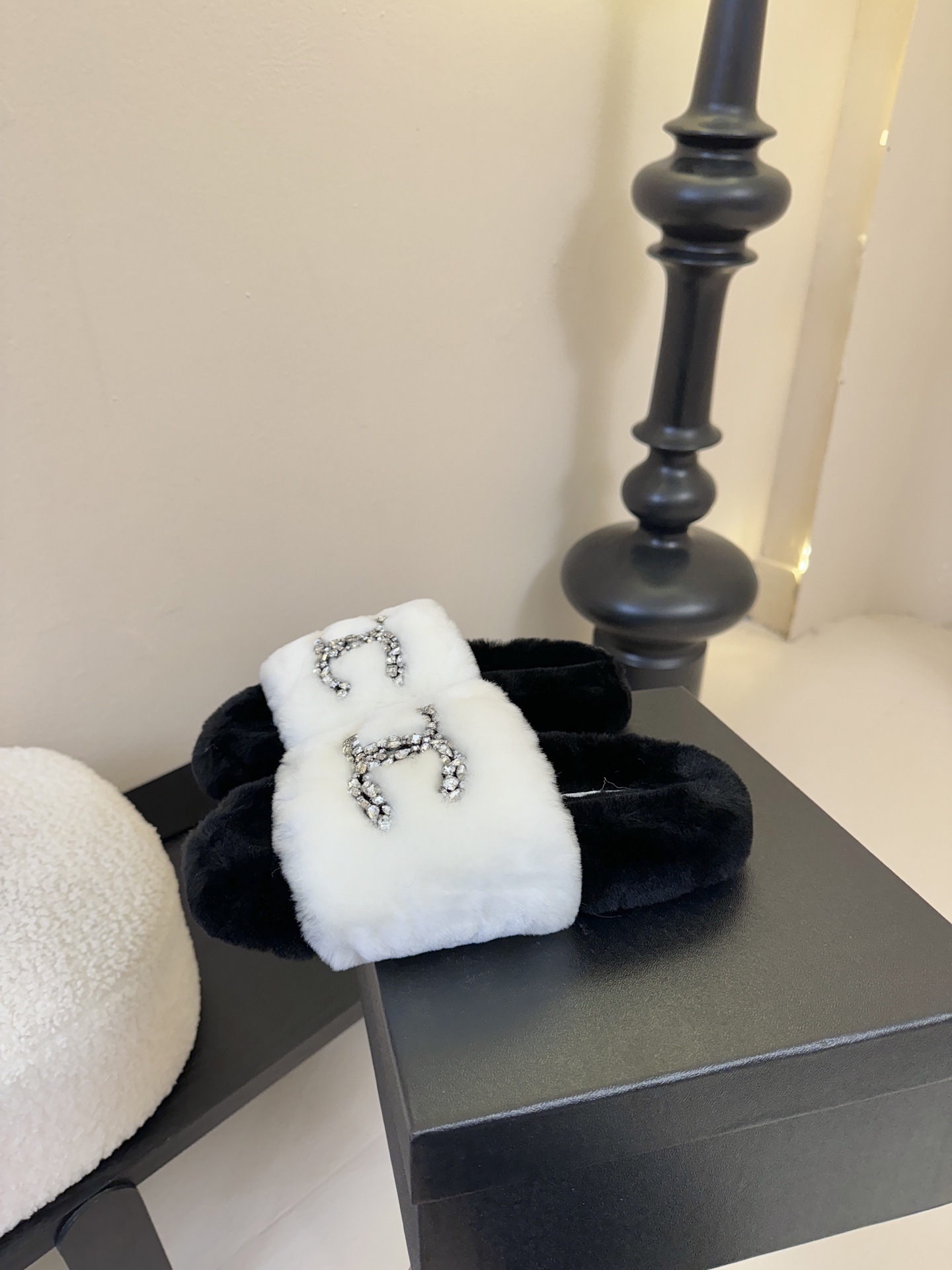 CHANE* ｜小香经典双C水钻毛毛拖鞋 “抢先穿”系列 行走的羊咩咩🐑毛茸茸的实在是太可爱太舒服啦！简