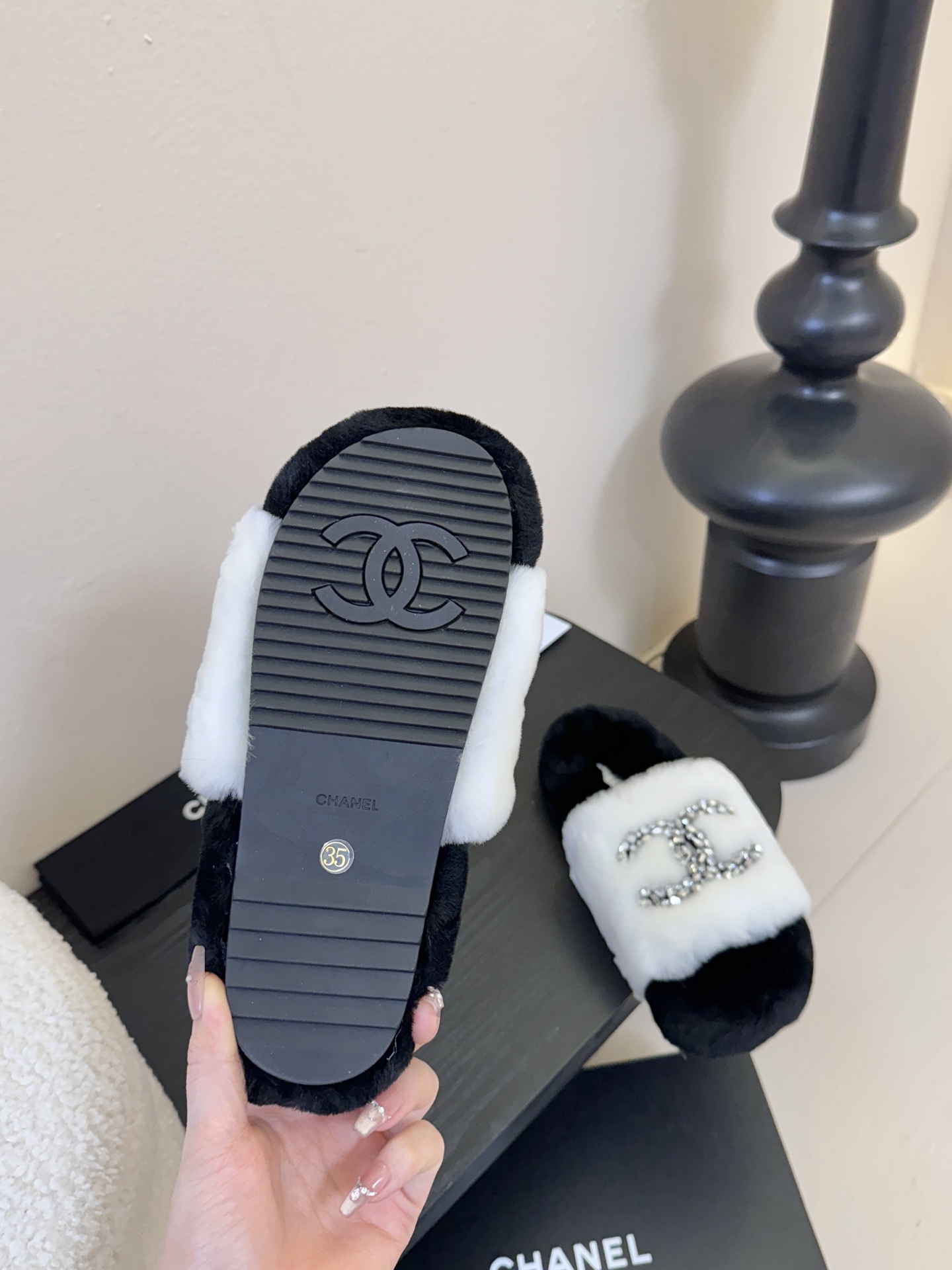 CHANE* ｜小香经典双C水钻毛毛拖鞋 “抢先穿”系列 行走的羊咩咩🐑毛茸茸的实在是太可爱太舒服啦！简