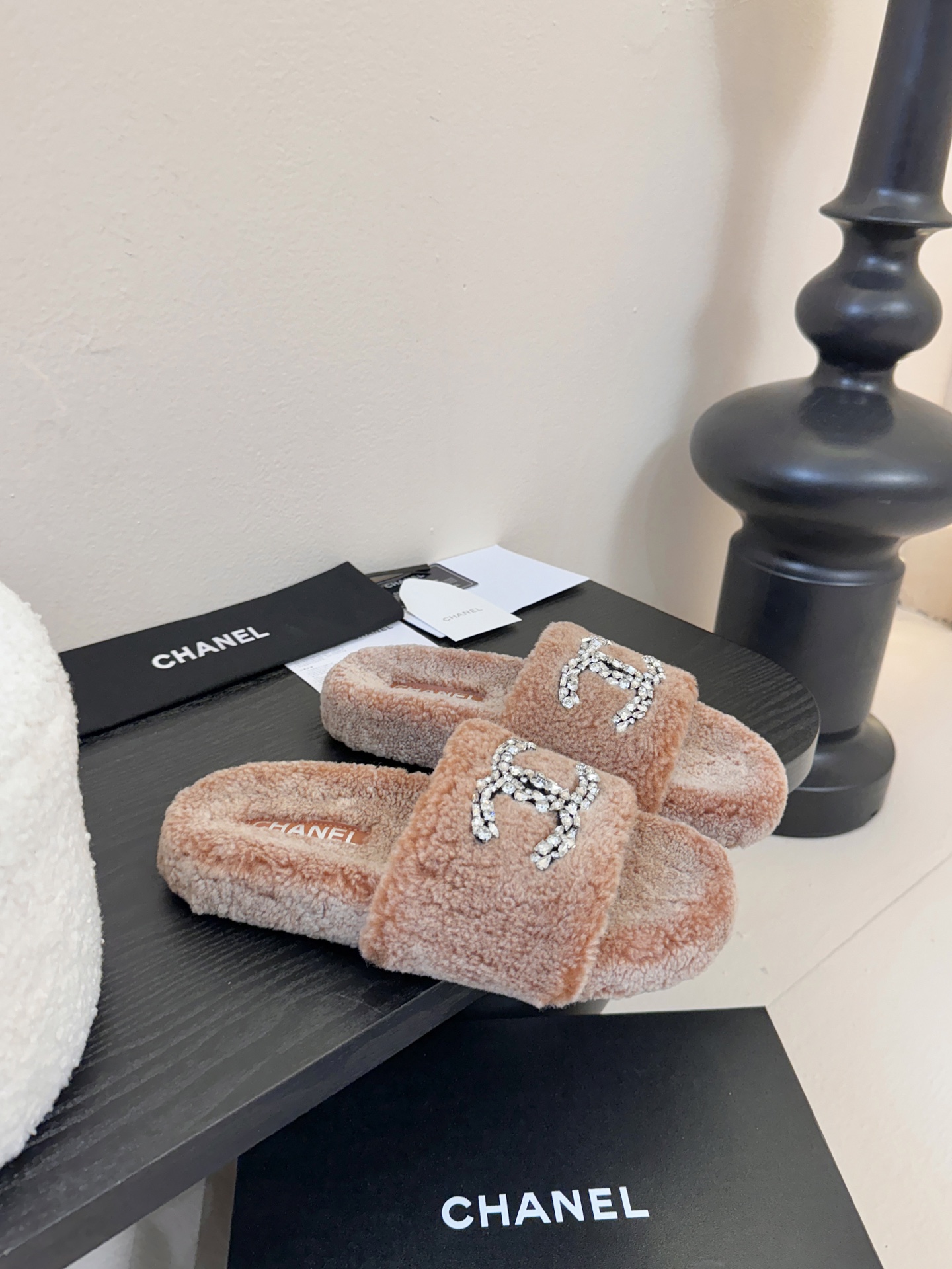 CHANE* ｜小香经典双C水钻毛毛拖鞋 “抢先穿”系列 行走的羊咩咩🐑毛茸茸的实在是太可爱太舒服啦！简