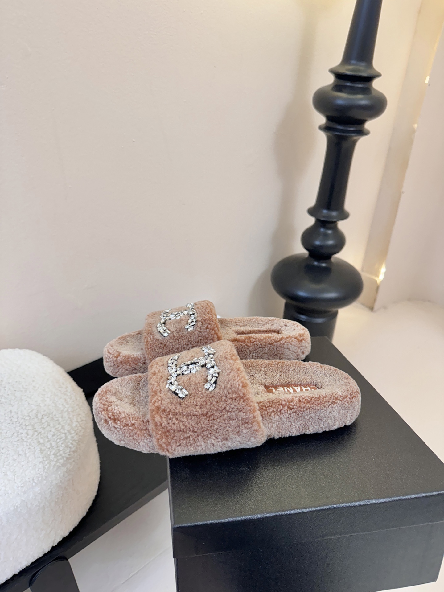 CHANE* ｜小香经典双C水钻毛毛拖鞋 “抢先穿”系列 行走的羊咩咩🐑毛茸茸的实在是太可爱太舒服啦！简