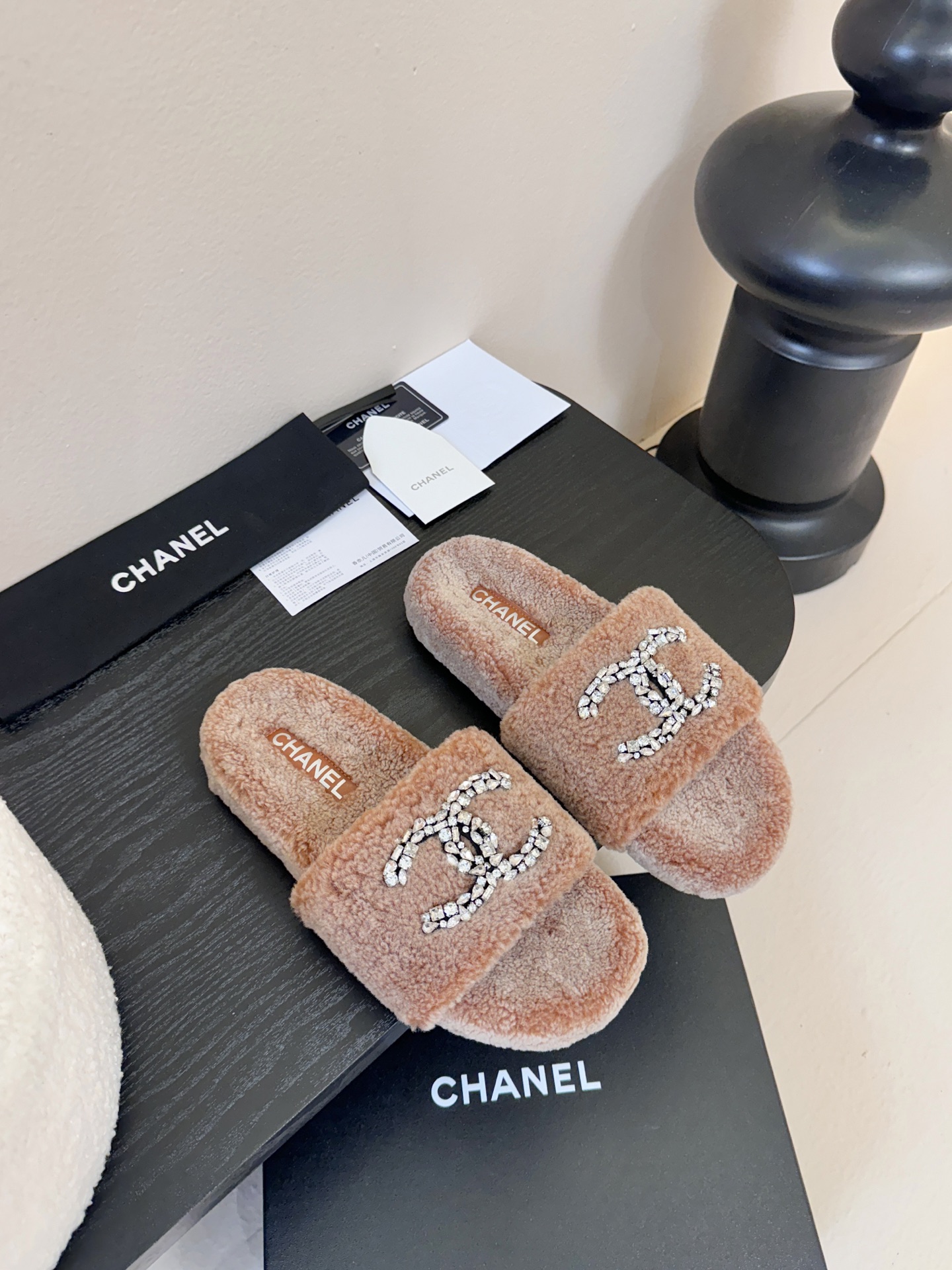 CHANE* ｜小香经典双C水钻毛毛拖鞋 “抢先穿”系列 行走的羊咩咩🐑毛茸茸的实在是太可爱太舒服啦！简