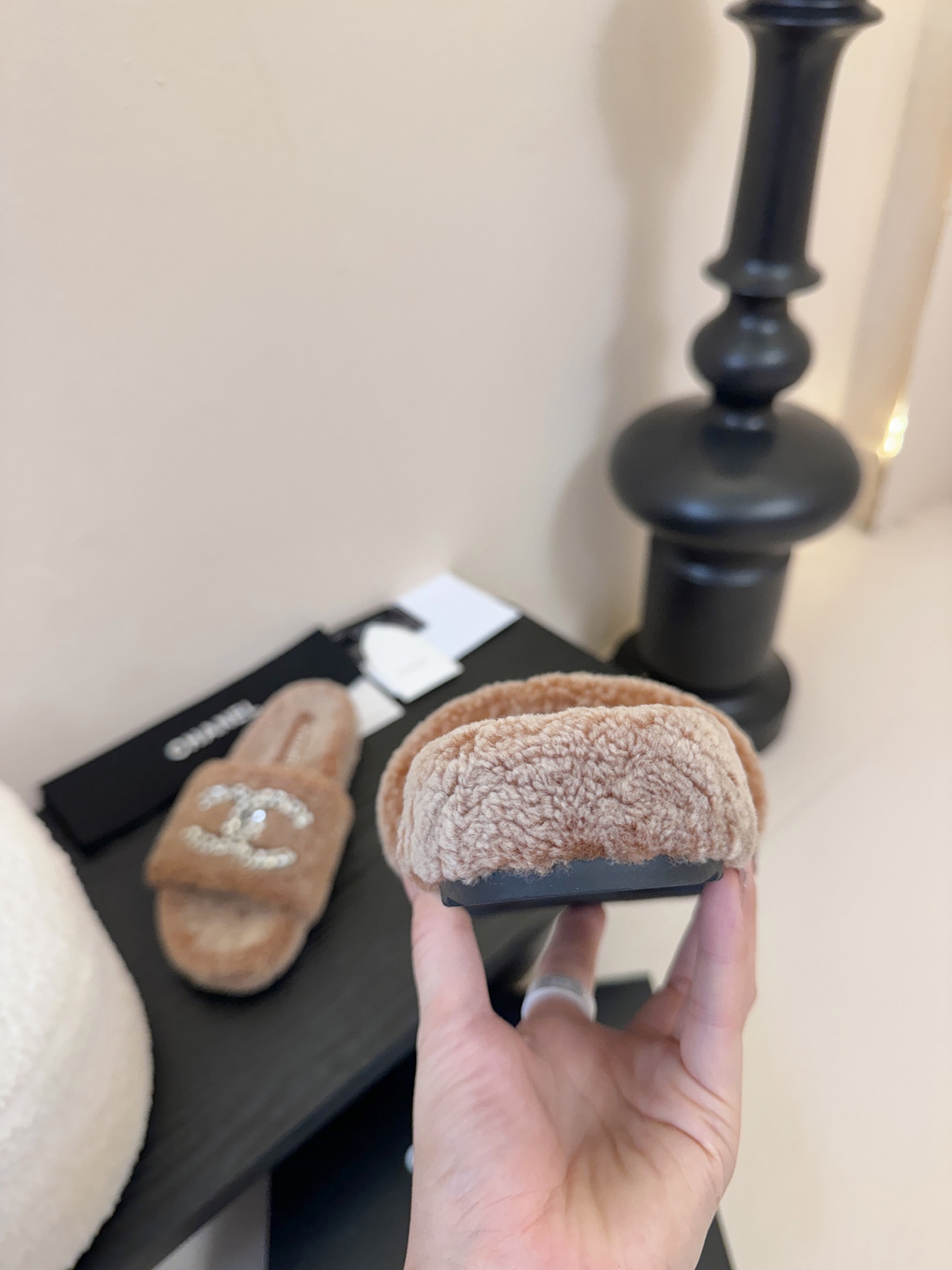 CHANE* ｜小香经典双C水钻毛毛拖鞋 “抢先穿”系列 行走的羊咩咩🐑毛茸茸的实在是太可爱太舒服啦！简