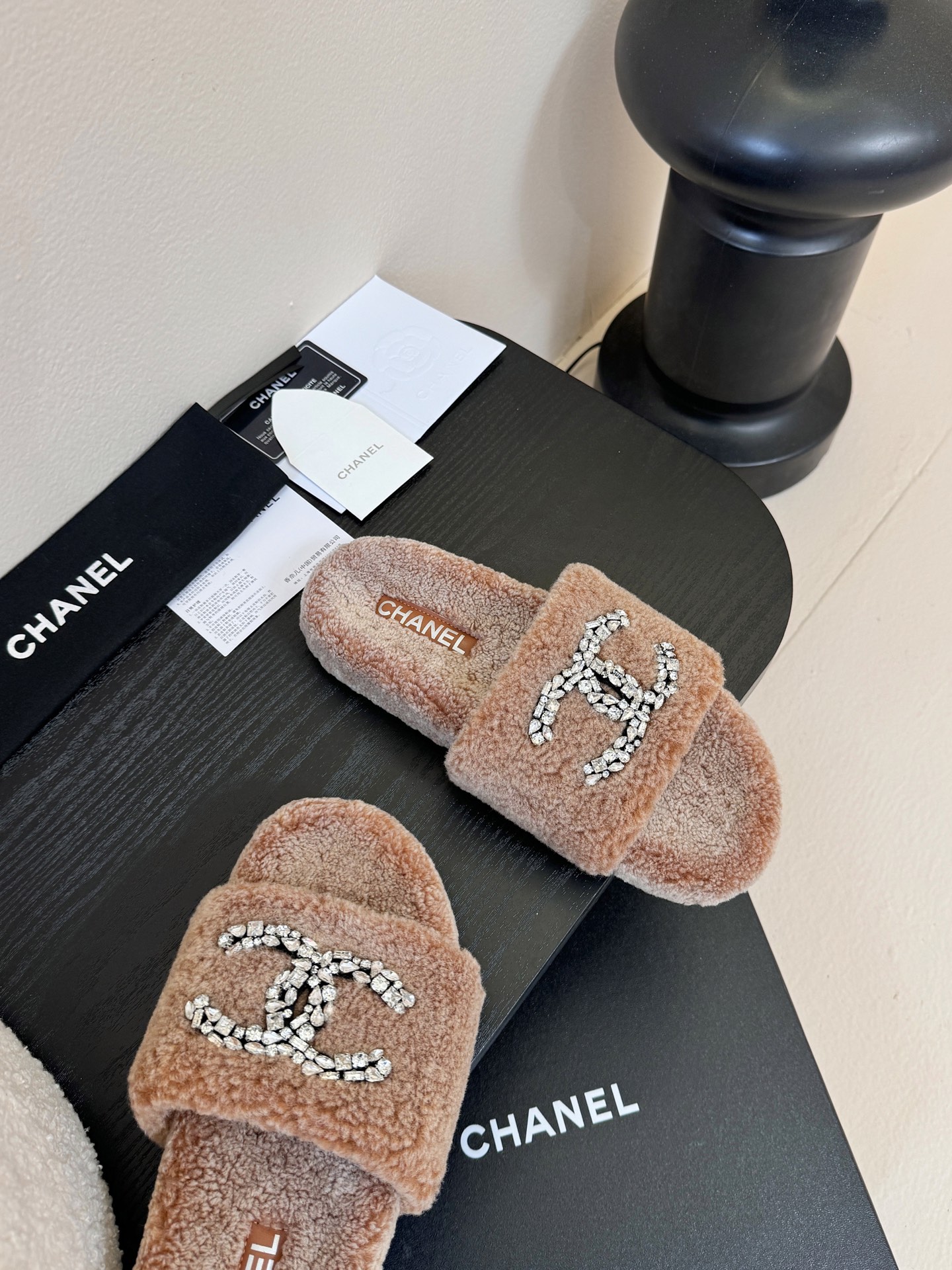 CHANE* ｜小香经典双C水钻毛毛拖鞋 “抢先穿”系列 行走的羊咩咩🐑毛茸茸的实在是太可爱太舒服啦！简