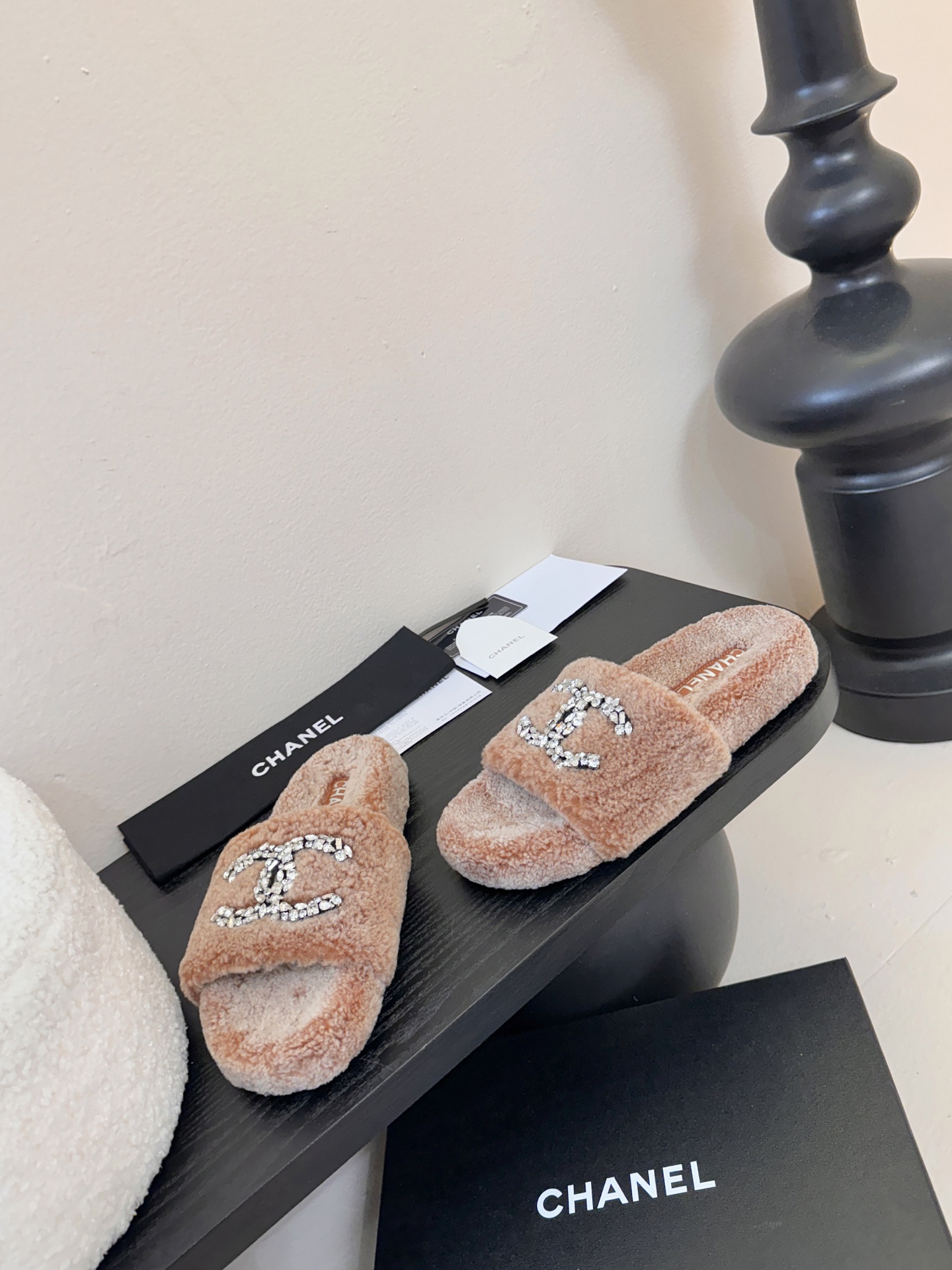 CHANE* ｜小香经典双C水钻毛毛拖鞋 “抢先穿”系列 行走的羊咩咩🐑毛茸茸的实在是太可爱太舒服啦！简
