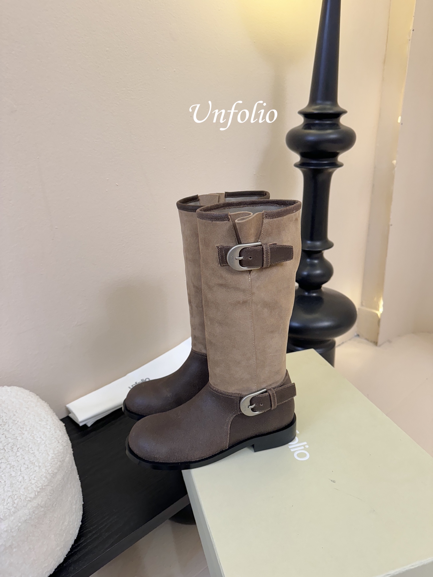 UNFOLIO 秋冬新品unfolio这双长靴太会了 深浅棕拼接 复古又有层次 金属扣一搭 酷飒感直接拉