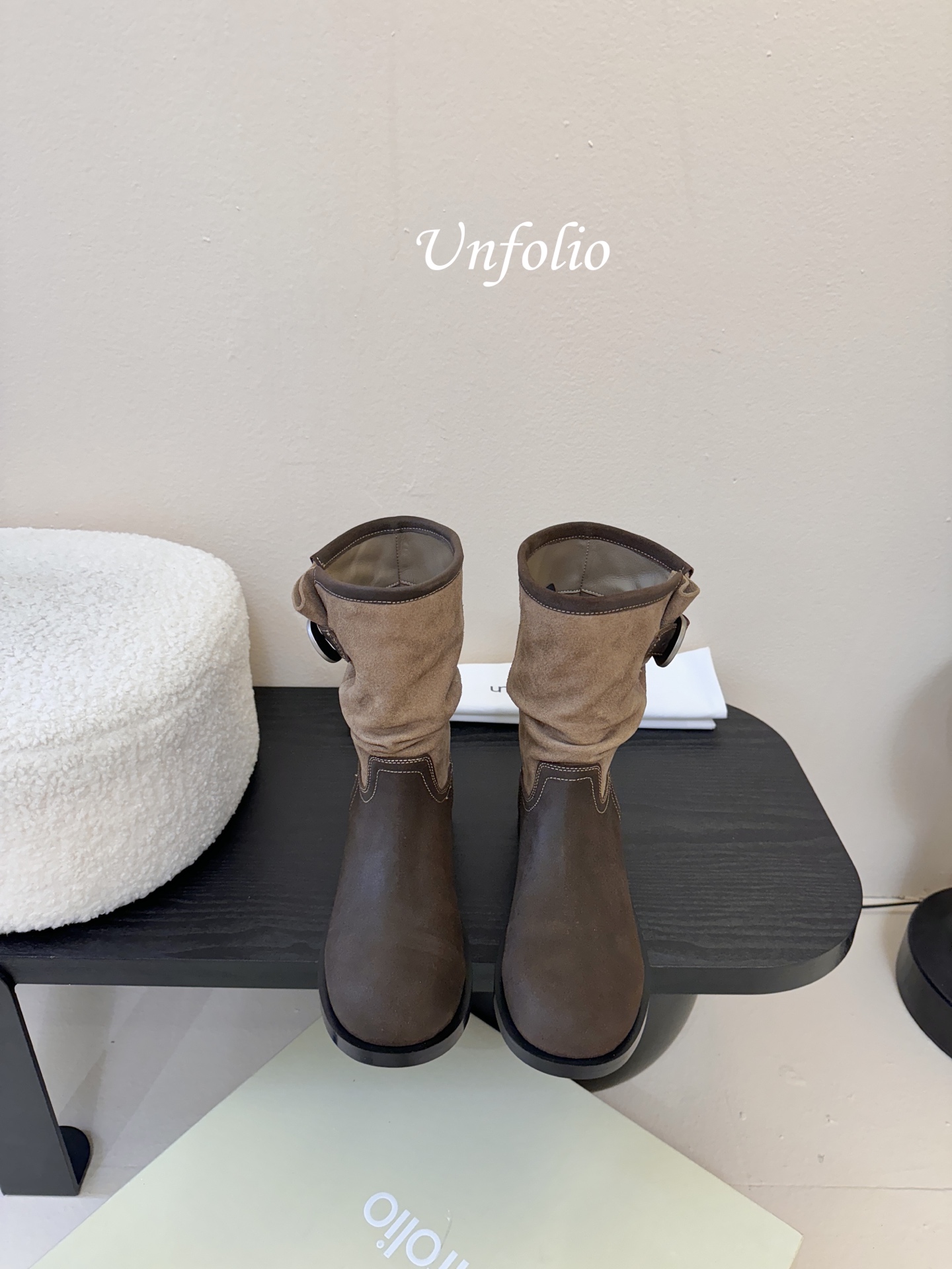 UNFOLIO 秋冬新品这双靴简直是秋冬时髦王炸 卡其与深棕撞色 自带复古腔调 褶皱设计+金属扣 细节感