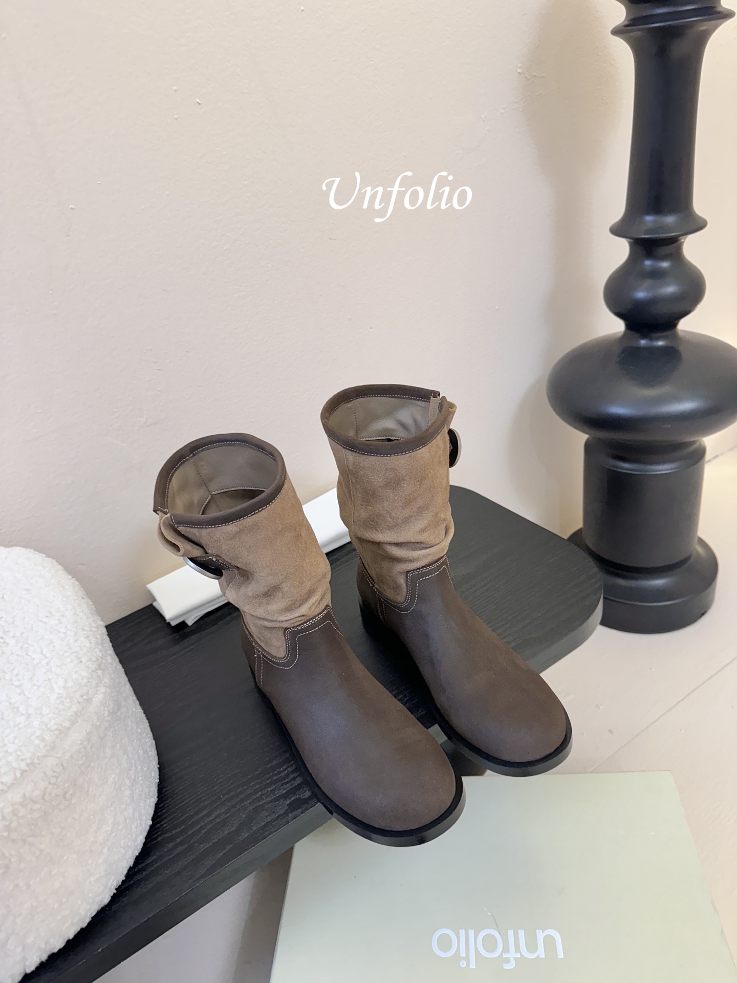 UNFOLIO 秋冬新品这双靴简直是秋冬时髦王炸 卡其与深棕撞色 自带复古腔调 褶皱设计+金属扣 细节感