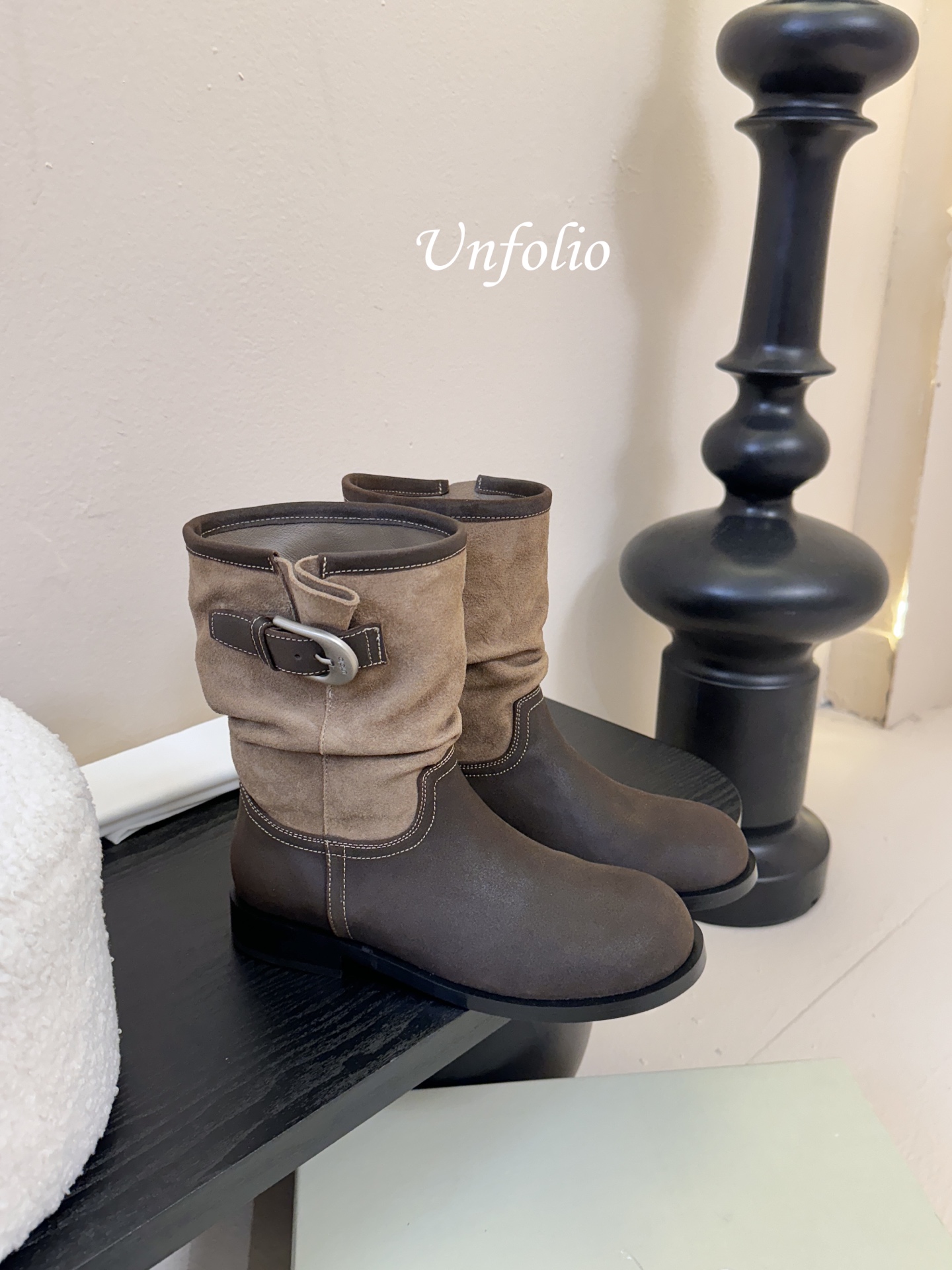 UNFOLIO 秋冬新品这双靴简直是秋冬时髦王炸 卡其与深棕撞色 自带复古腔调 褶皱设计+金属扣 细节感