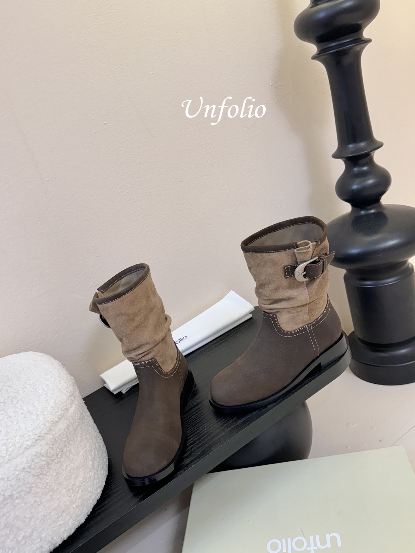 UNFOLIO 秋冬新品这双靴简直是秋冬时髦王炸 卡其与深棕撞色 自带复古腔调 褶皱设计+金属扣 细节感