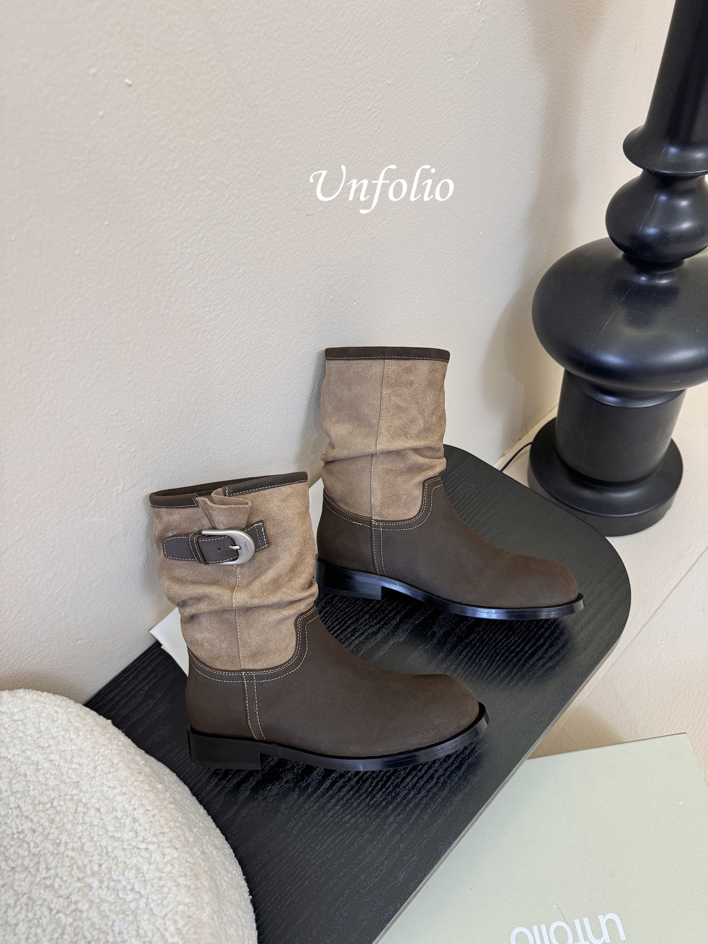 UNFOLIO 秋冬新品这双靴简直是秋冬时髦王炸 卡其与深棕撞色 自带复古腔调 褶皱设计+金属扣 细节感