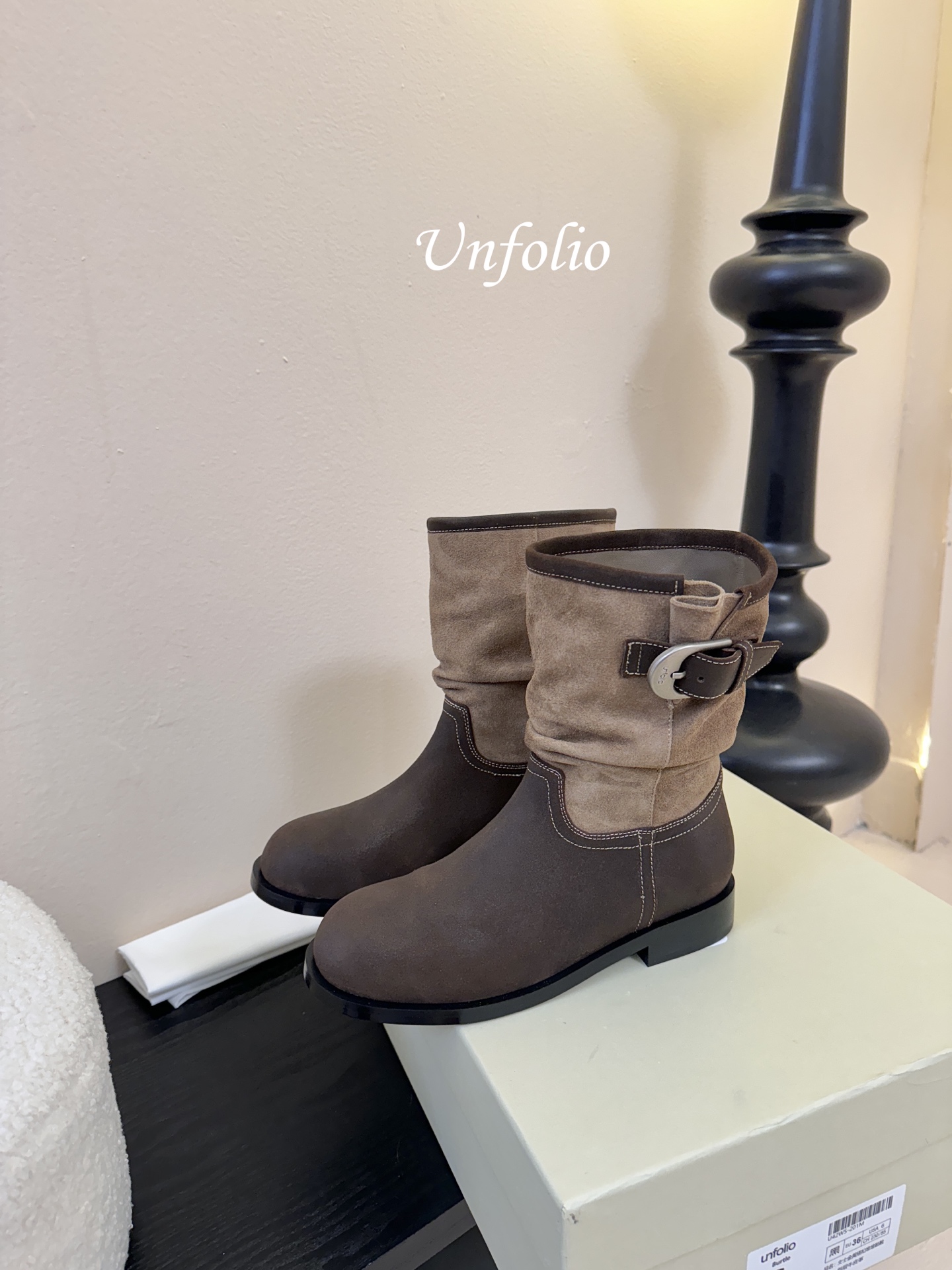 UNFOLIO 秋冬新品这双靴简直是秋冬时髦王炸 卡其与深棕撞色 自带复古腔调 褶皱设计+金属扣 细节感