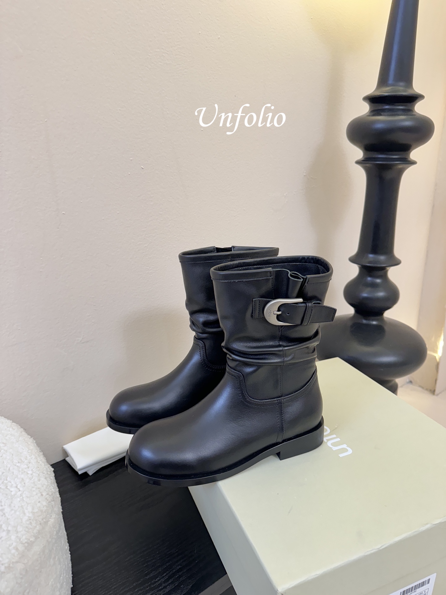 UNFOLIO 秋冬新品这双靴简直是秋冬时髦王炸 卡其与深棕撞色 自带复古腔调 褶皱设计+金属扣 细节感