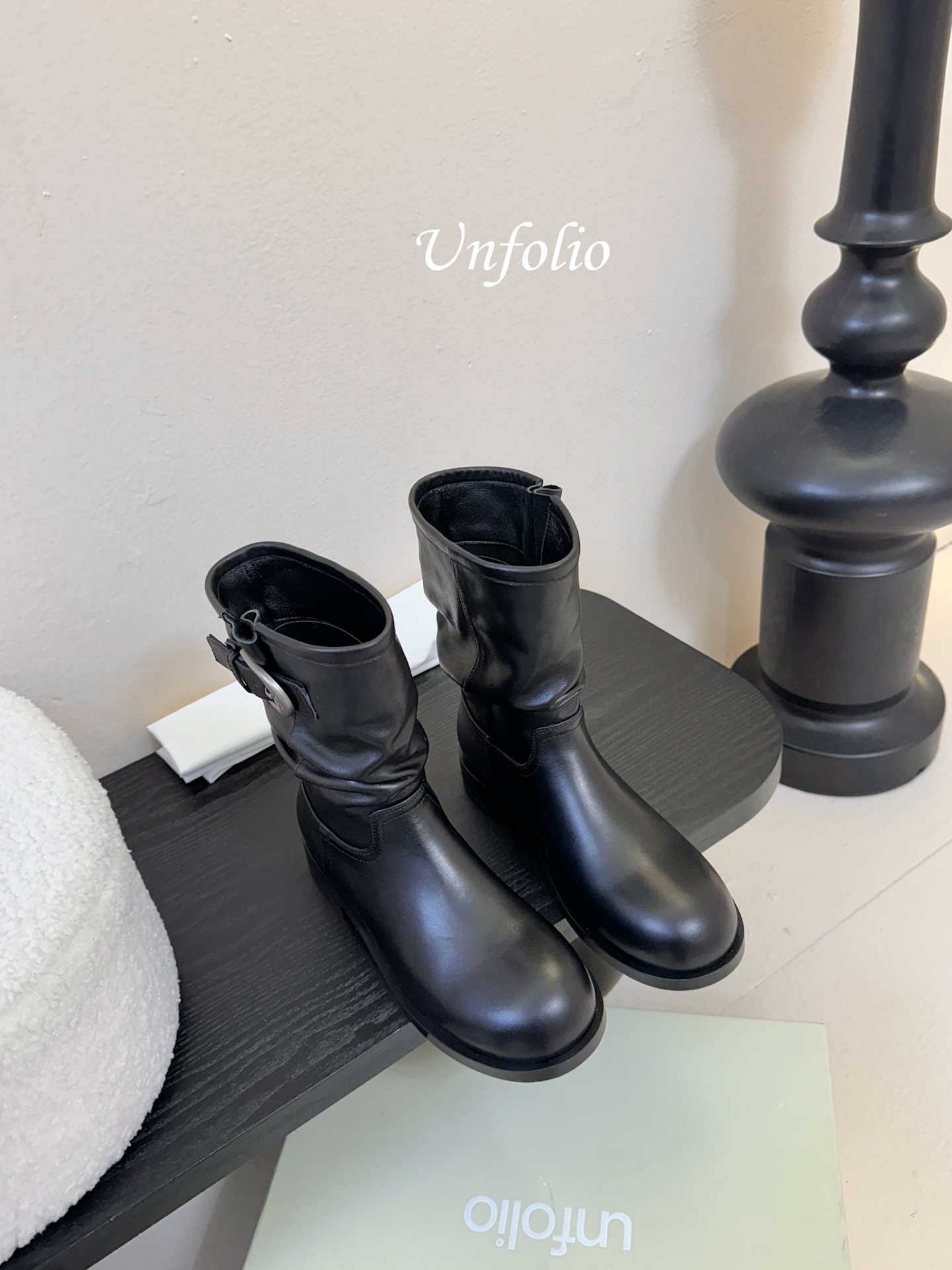 UNFOLIO 秋冬新品这双靴简直是秋冬时髦王炸 卡其与深棕撞色 自带复古腔调 褶皱设计+金属扣 细节感