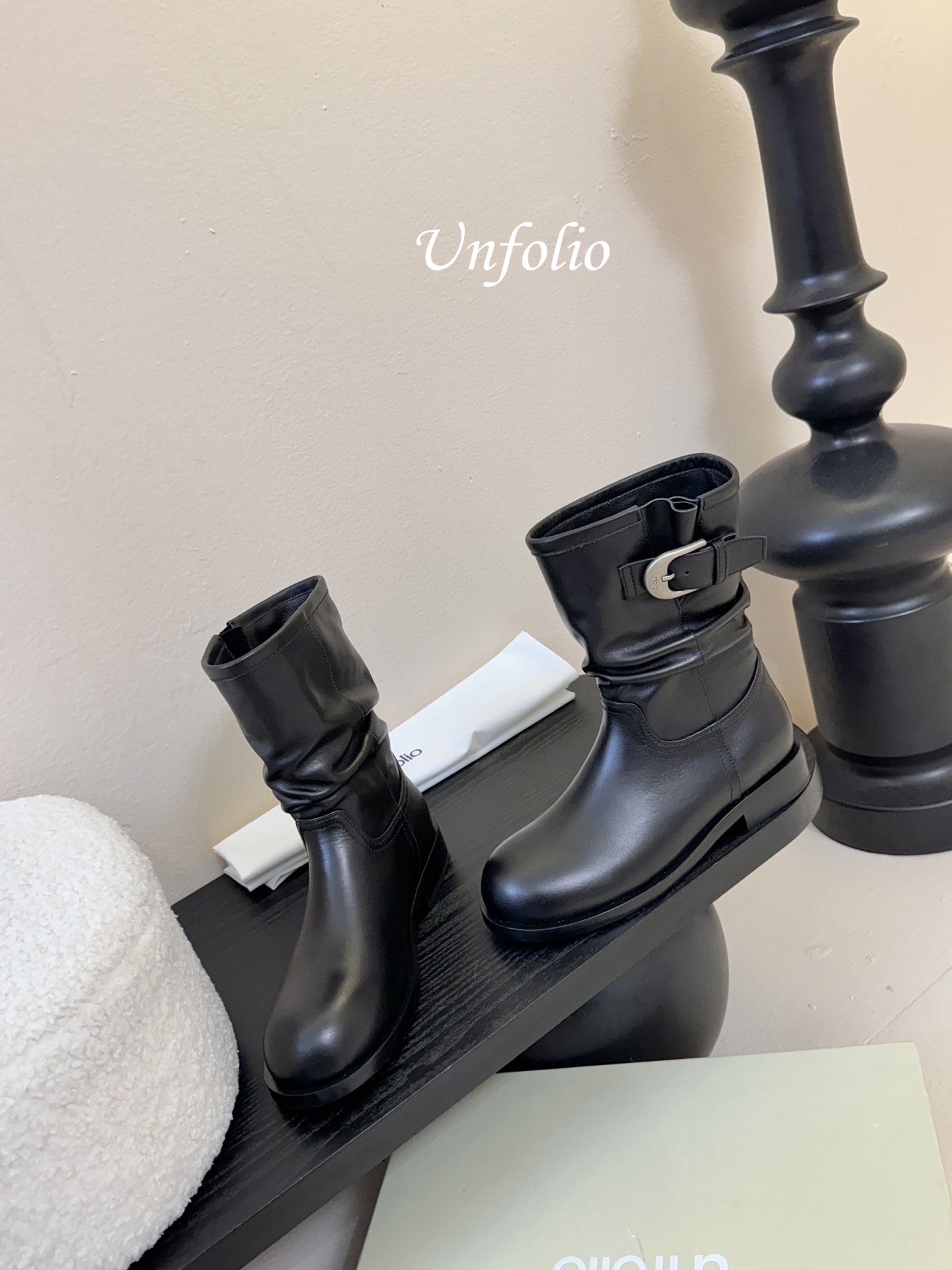 UNFOLIO 秋冬新品这双靴简直是秋冬时髦王炸 卡其与深棕撞色 自带复古腔调 褶皱设计+金属扣 细节感