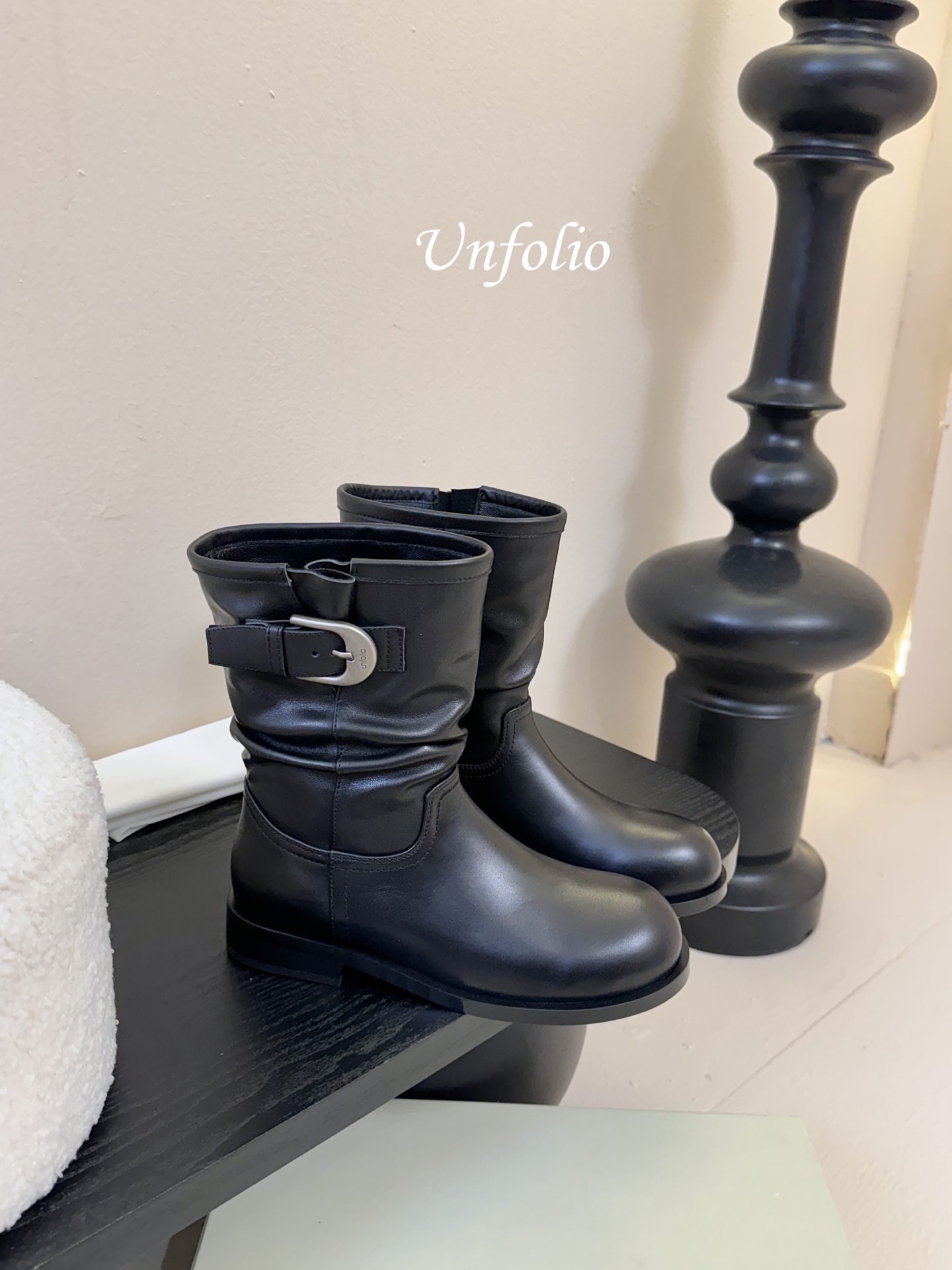 UNFOLIO 秋冬新品这双靴简直是秋冬时髦王炸 卡其与深棕撞色 自带复古腔调 褶皱设计+金属扣 细节感