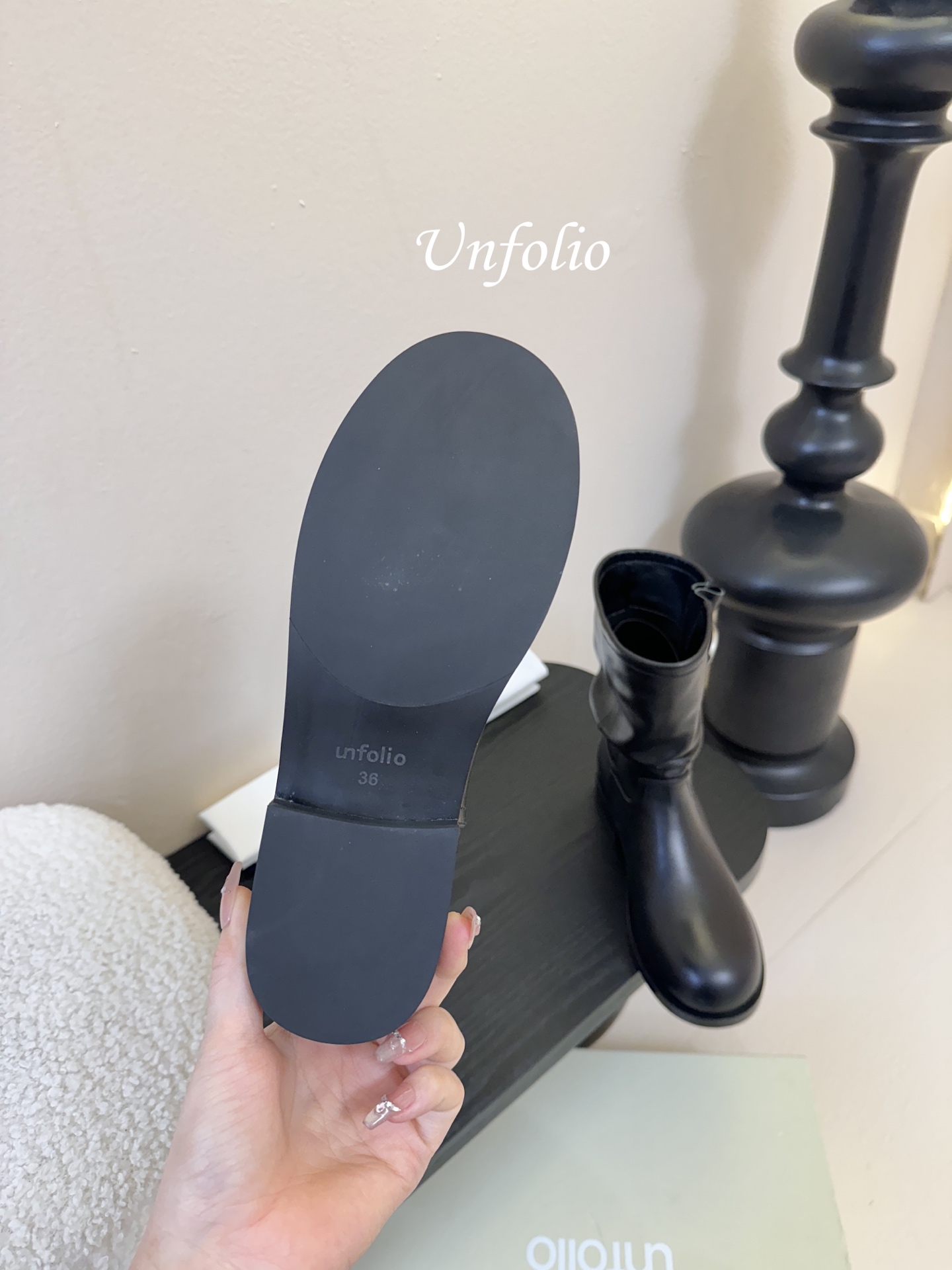 UNFOLIO 秋冬新品这双靴简直是秋冬时髦王炸 卡其与深棕撞色 自带复古腔调 褶皱设计+金属扣 细节感