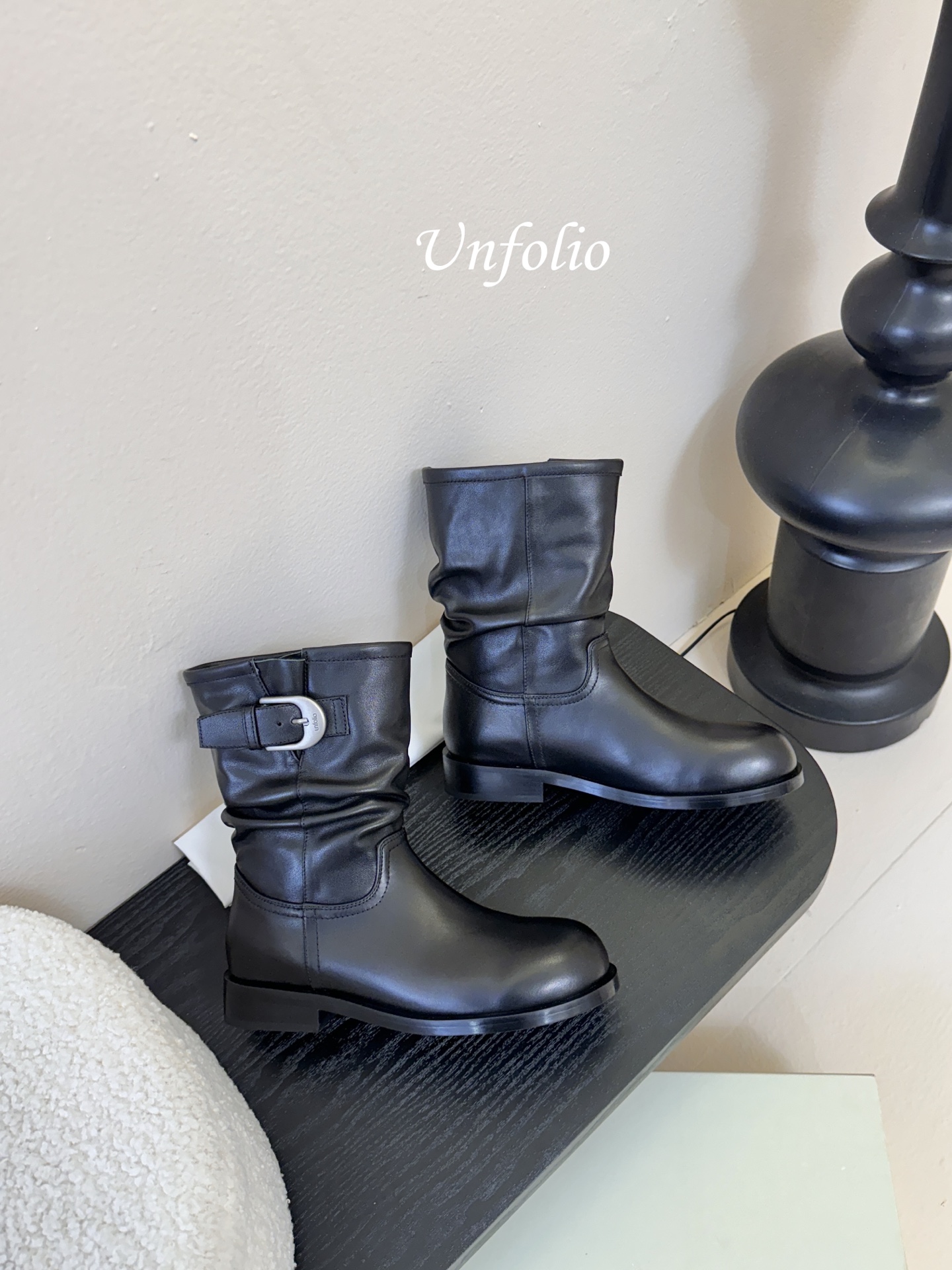 UNFOLIO 秋冬新品这双靴简直是秋冬时髦王炸 卡其与深棕撞色 自带复古腔调 褶皱设计+金属扣 细节感