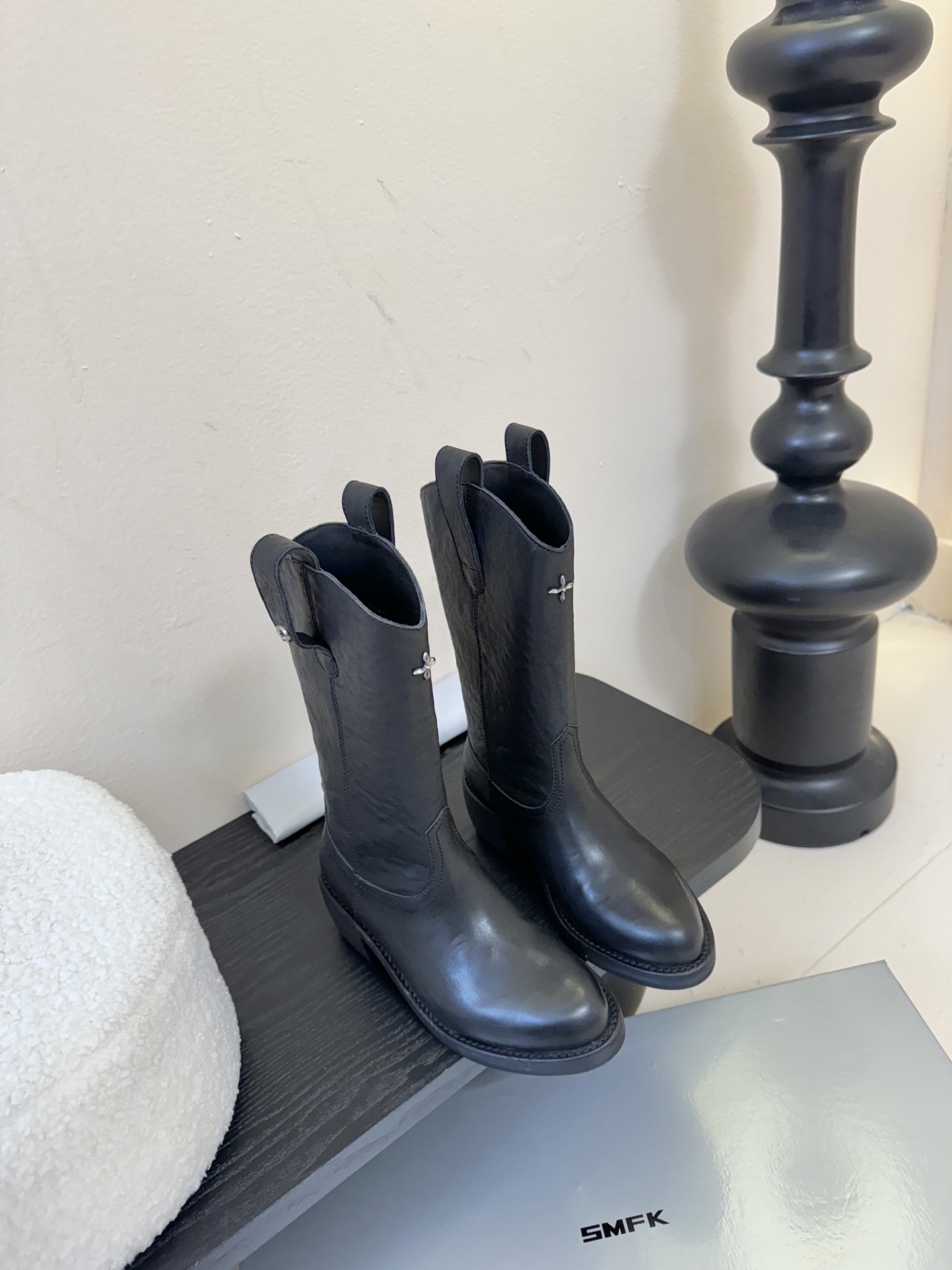 NO:559123,SMF* Wild Origin Goodyear Boots RAGE is a wild handmade shoe series that inherits and continues the classic shoe manufacturing process. Starting from the production and selection of materials, it creates a series of original shoes and boots with SMFK wild aesthetics. The Wild Origin series adopts the classic water-dyed shoe production process. After the original-color leather shoes are made, the dyes and batches of shoes are washed and dyed in a drum. During the rolling process, the leather of the shoe body and the leather of the sole are polished and polished with each other, giving the leather a mottled color while also reflecting the leather's own texture and oily luster. Goodyear's handmade shoemaking process combines the leather body with the leather sole, and is suitable for long-term wear and use. It is more suitable for users. The shape is inspired by the riding boots of grassland herdsmen. The center of the tongue is inlaid with a silver cross-flower metal stamp. The inside and outside of the shoe body are made of horsehide, and the sole is made of cowhide + rubber. Upper cowhide, lining cowhide, outsole original molded outsole Size 35-40, boots, boots, cowhide19860909SMF*野性起源固特异长筒靴 RAGE野性手工的鞋履系列,传承延续经典鞋履制造工艺,从材料制作与挑选出发,打造具有SMFK野性美学的的原生感鞋靴系列. 野性起源系列,采用古典的水染鞋履制作工艺,原色皮质鞋展制成后,将染料与批次的鞋履在滚筒中水洗染色,在滚动的过程中,鞋身的皮质和鞋底的皮质上色井互相打磨拋光,让皮质拥有斑驳的颜色的同时,也体现皮质自身紋理及油润光泽. 固特异（GOODYEAR） 手工鞋履制做工艺,将皮身与皮底結合,并适合长期穿着与使 用者更加契合.造型灵感来自草原牧民的马靴.鞋舌中心,銀嵌十字花金属徹章.鞋身内外为马皮,鞋底为牛皮＋橡胶. 鞋面牛皮 内里牛皮 大底原版开模大底 Size35-40码,靴子,boots,cowhide,Women's Shoes