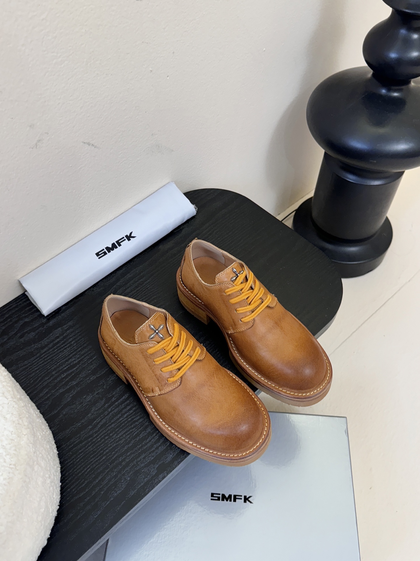 NO:559126,SMF* Wild Origin Goodyear Mid-calf Boots RAGE's wild handmade shoe series inherits and continues the classic shoe manufacturing process. Starting from the production and selection of materials, it creates a series of original shoes and boots with SMFK wild aesthetics. The Wild Origin series adopts the classic water-dyed shoe production process. After the original-color leather shoes are made, the dyes and batches of shoes are washed and dyed in a drum. During the rolling process, the leather of the shoe body and the leather of the sole are polished and polished with each other, giving the leather a mottled color while also reflecting the leather's own texture and oily luster. Goodyear's handmade shoemaking process combines the leather body with the leather sole, and is suitable for long-term wear and use. It is more suitable for users. The shape is inspired by the riding boots of grassland herdsmen. The center of the tongue is inlaid with a silver cross-flower metal seal. The inside and outside of the shoe body are made of horsehide, and the sole is made of cowhide + rubber. The upper is cowhide, the lining is cowhide, and the outsole is original molded outsole. Size35-40, boots, boots, cowhide19860909SMF* 野性起源固特异中筒靴 RAGE野性手工的鞋履系列,传承延续经典鞋履制造工艺,从材料制作与挑选出发,打造具有SMFK野性美学的的原生感鞋靴系列. 野性起源系列,采用古典的水染鞋履制作工艺,原色皮质鞋展制成后,将染料与批次的鞋履在滚筒中水洗染色,在滚动的过程中,鞋身的皮质和鞋底的皮质上色井互相打磨拋光,让皮质拥有斑驳的颜色的同时,也体现皮质自身紋理及油润光泽. 固特异（GOODYEAR） 手工鞋履制做工艺,将皮身与皮底結合,并适合长期穿着与使 用者更加契合.造型灵感来自草原牧民的马靴.鞋舌中心,銀嵌十字花金属徹章.鞋身内外为马皮,鞋底为牛皮＋橡胶. 鞋面牛皮 内里牛皮 大底原版开模大底 Size35-40,靴子,boots,cowhide,Women's Shoes