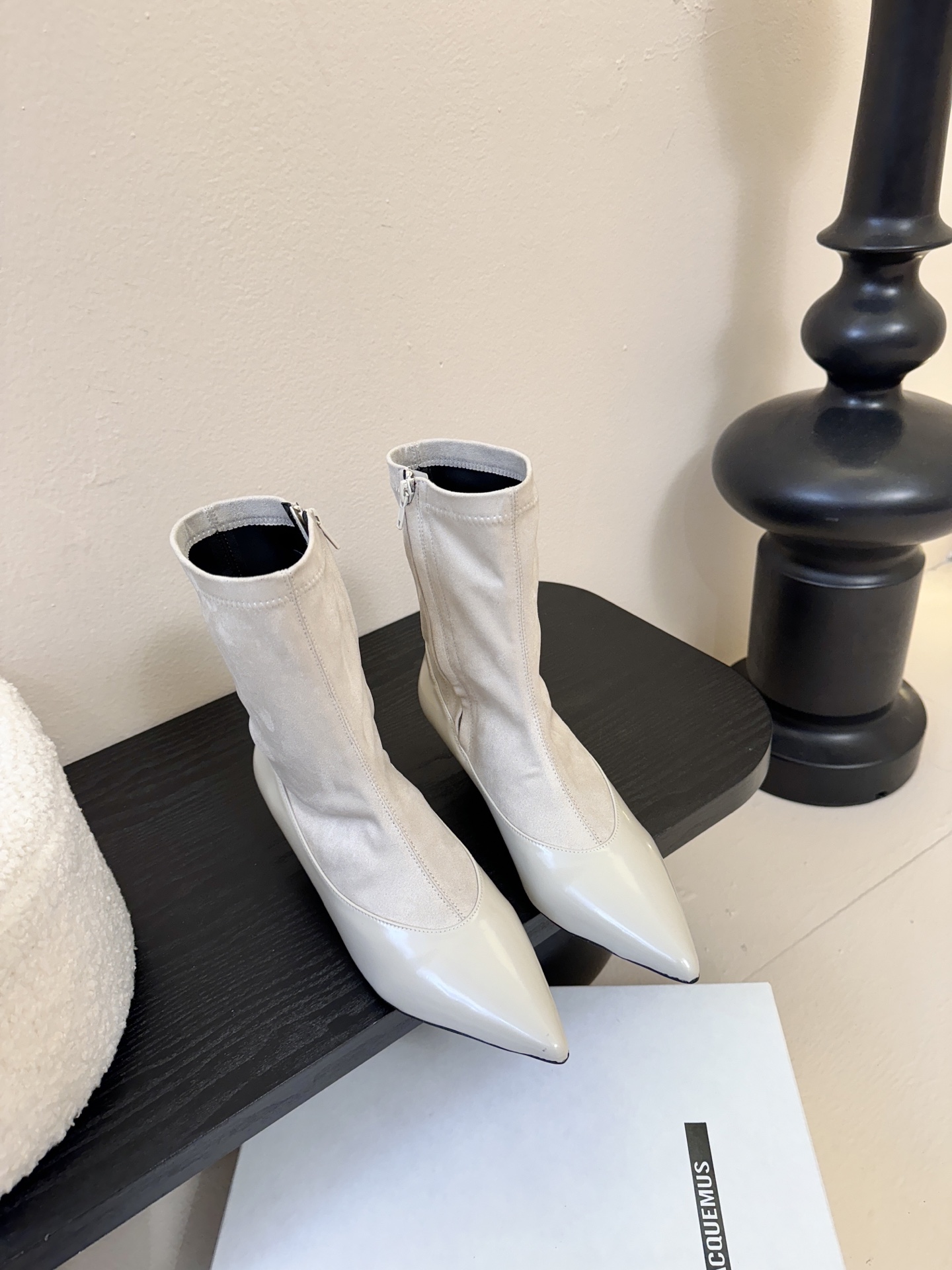 jacquemu* 25ss拼接尖头细跟短靴融合了法式优雅与现代简约，尖头设计精致利落，细跟增添女性柔美