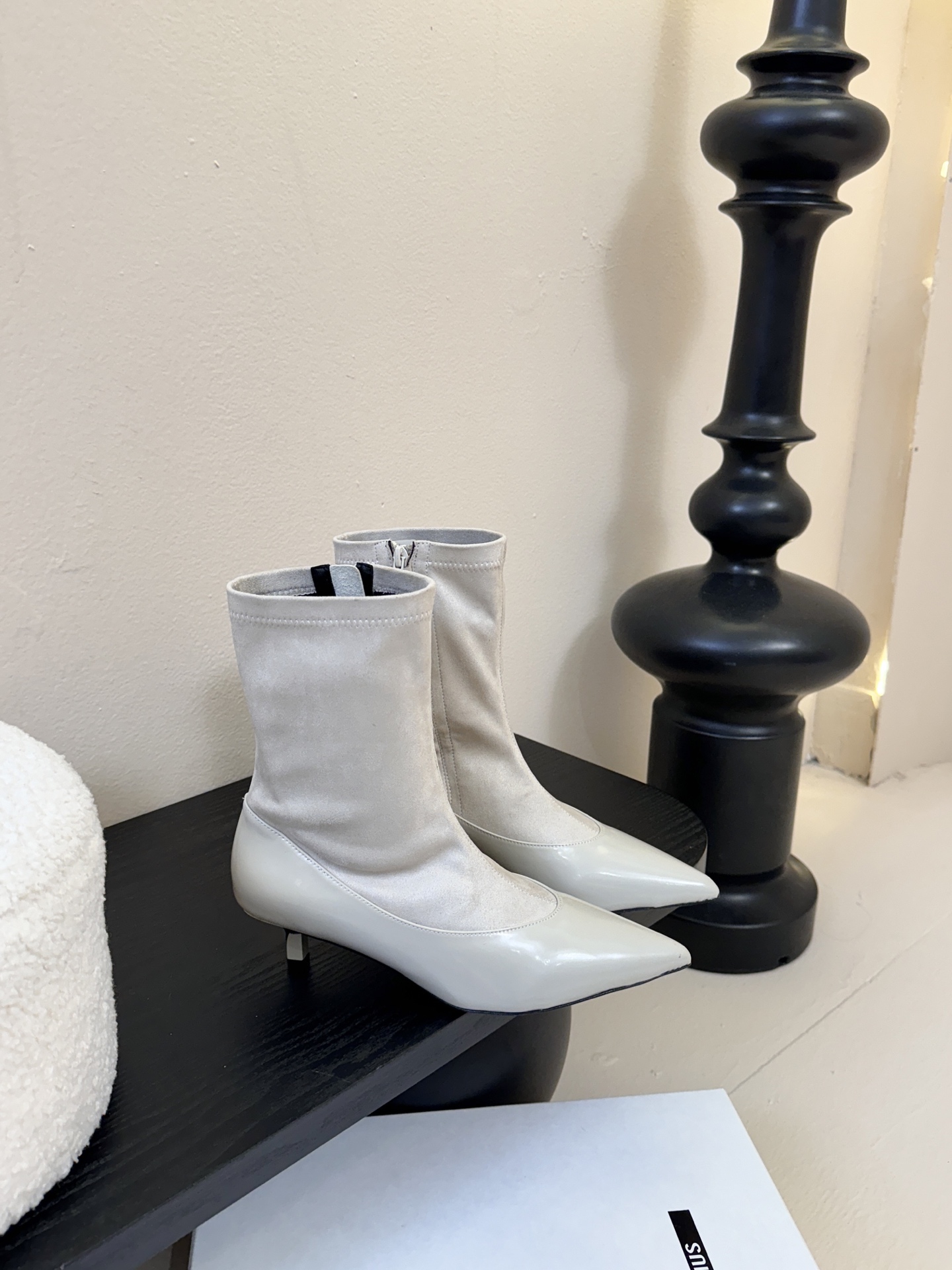 jacquemu* 25ss拼接尖头细跟短靴融合了法式优雅与现代简约，尖头设计精致利落，细跟增添女性柔美