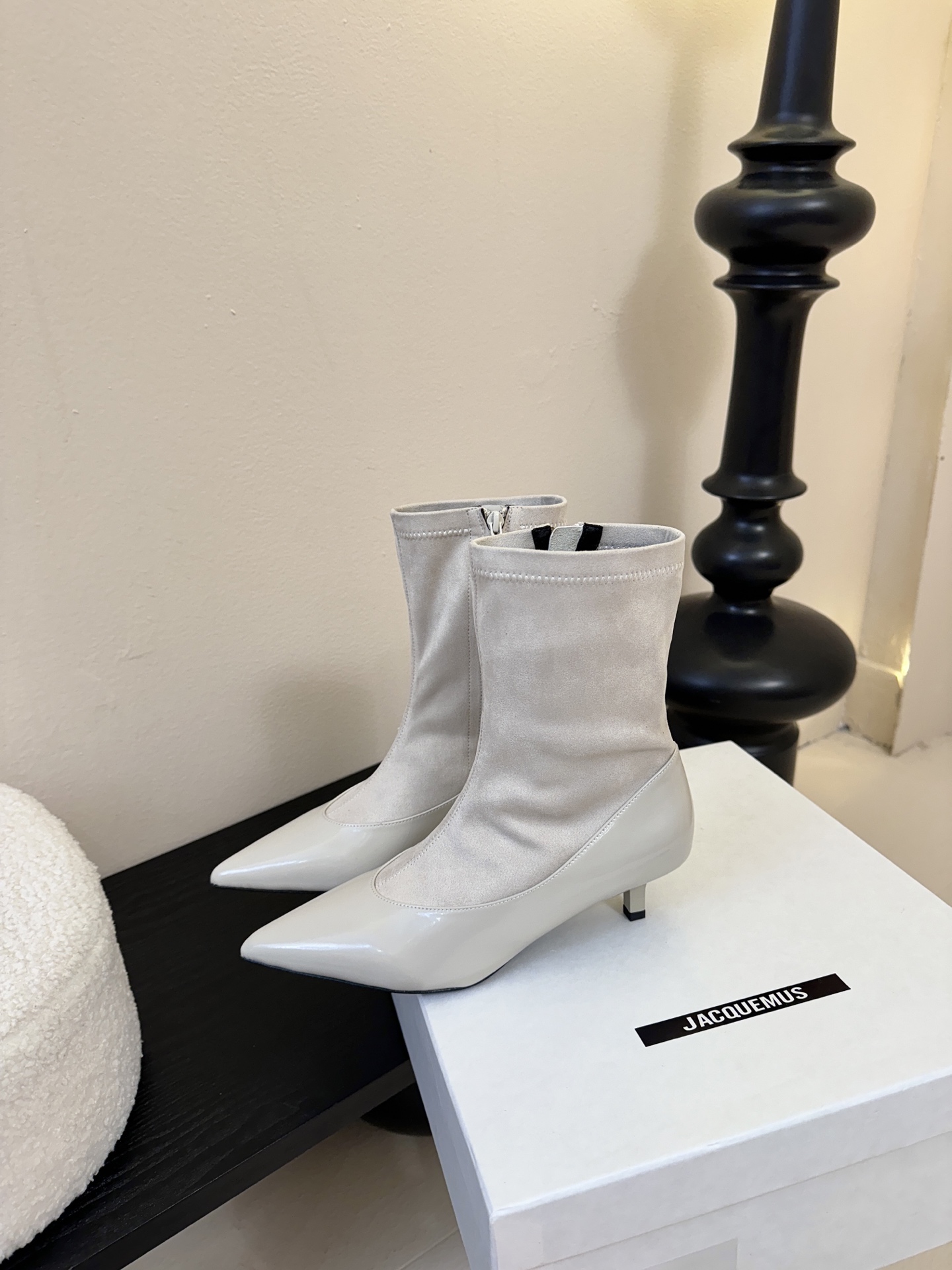 jacquemu* 25ss拼接尖头细跟短靴融合了法式优雅与现代简约，尖头设计精致利落，细跟增添女性柔美