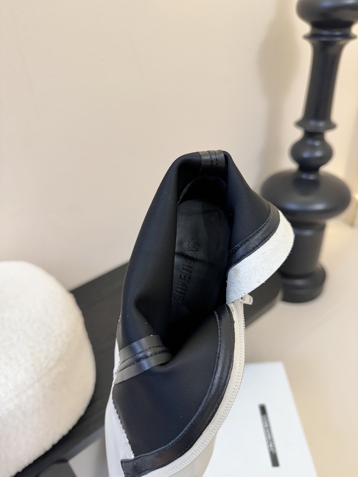 jacquemu* 25ss拼接尖头细跟短靴融合了法式优雅与现代简约，尖头设计精致利落，细跟增添女性柔美