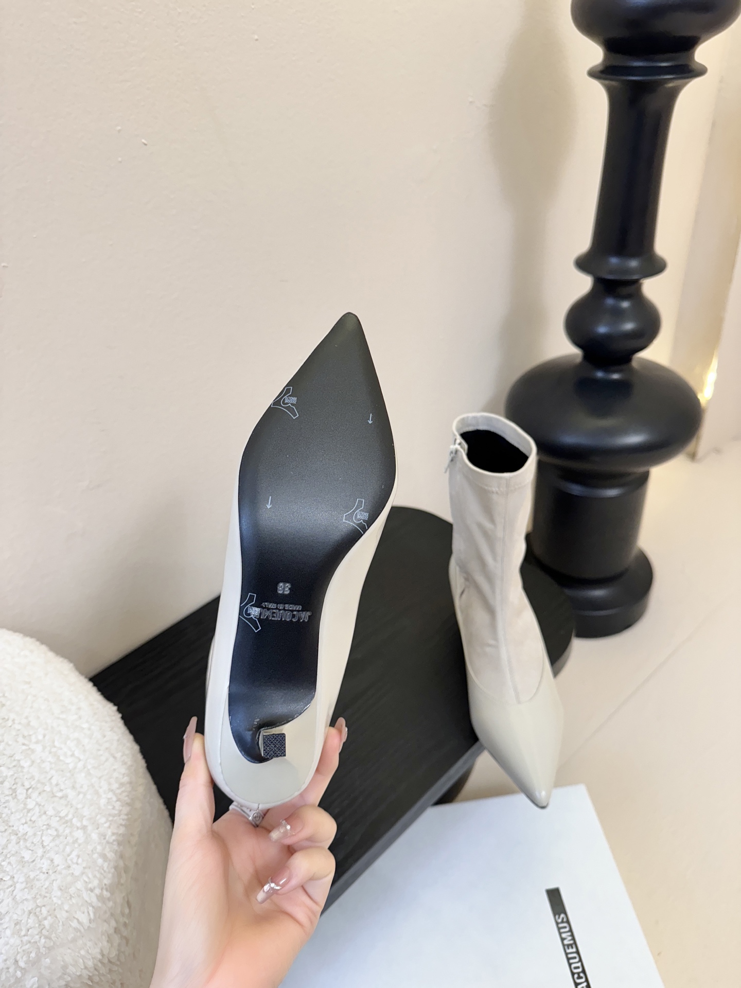 jacquemu* 25ss拼接尖头细跟短靴融合了法式优雅与现代简约，尖头设计精致利落，细跟增添女性柔美