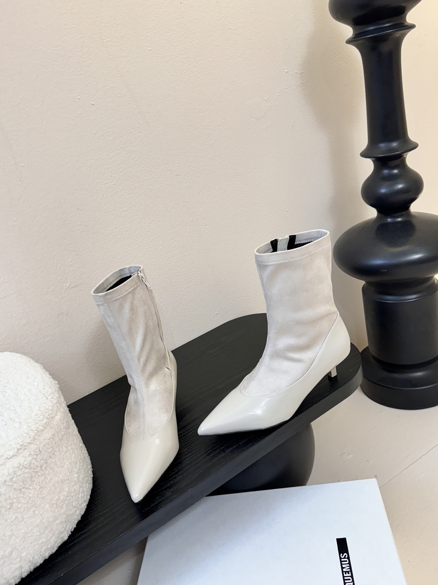 jacquemu* 25ss拼接尖头细跟短靴融合了法式优雅与现代简约，尖头设计精致利落，细跟增添女性柔美