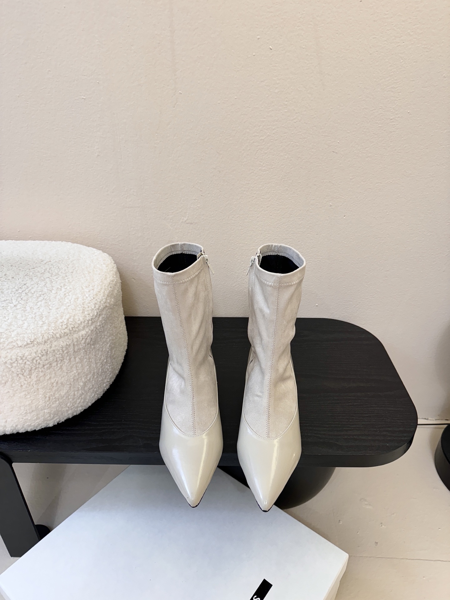 jacquemu* 25ss拼接尖头细跟短靴融合了法式优雅与现代简约，尖头设计精致利落，细跟增添女性柔美