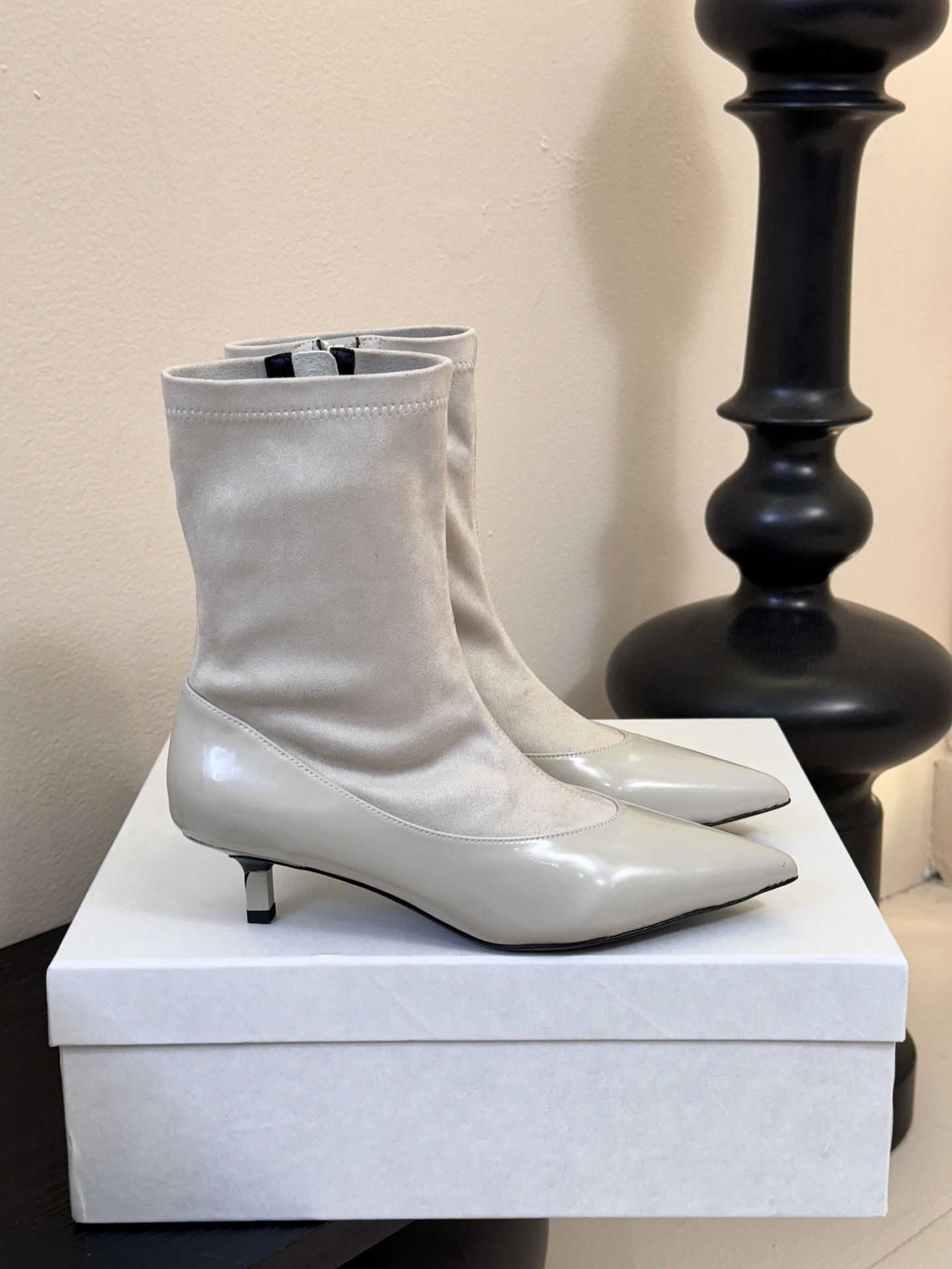 jacquemu* 25ss拼接尖头细跟短靴融合了法式优雅与现代简约，尖头设计精致利落，细跟增添女性柔美