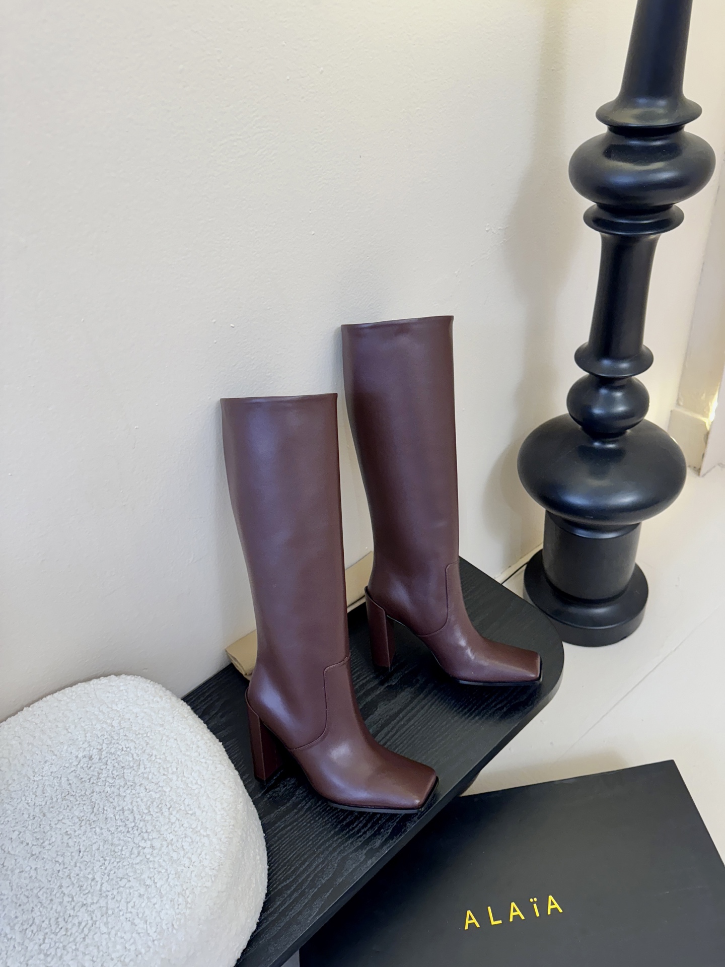 2025秋冬新款 ALAIA阿莱亚 极简风时髦精侧拉链粗跟方头高跟长靴时尚达人都在寻觅一双能兼顾舒适与风