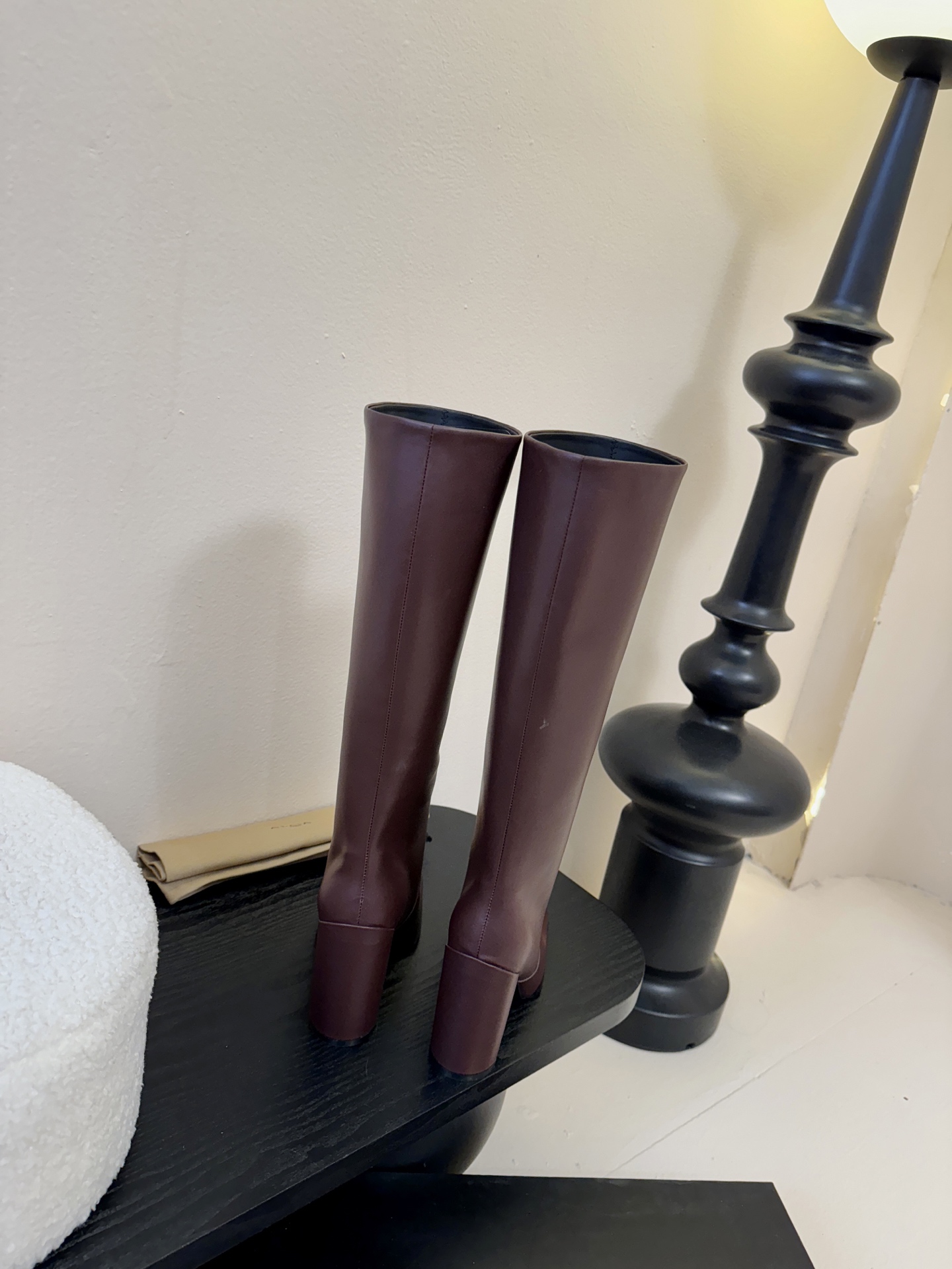 2025秋冬新款 ALAIA阿莱亚 极简风时髦精侧拉链粗跟方头高跟长靴时尚达人都在寻觅一双能兼顾舒适与风