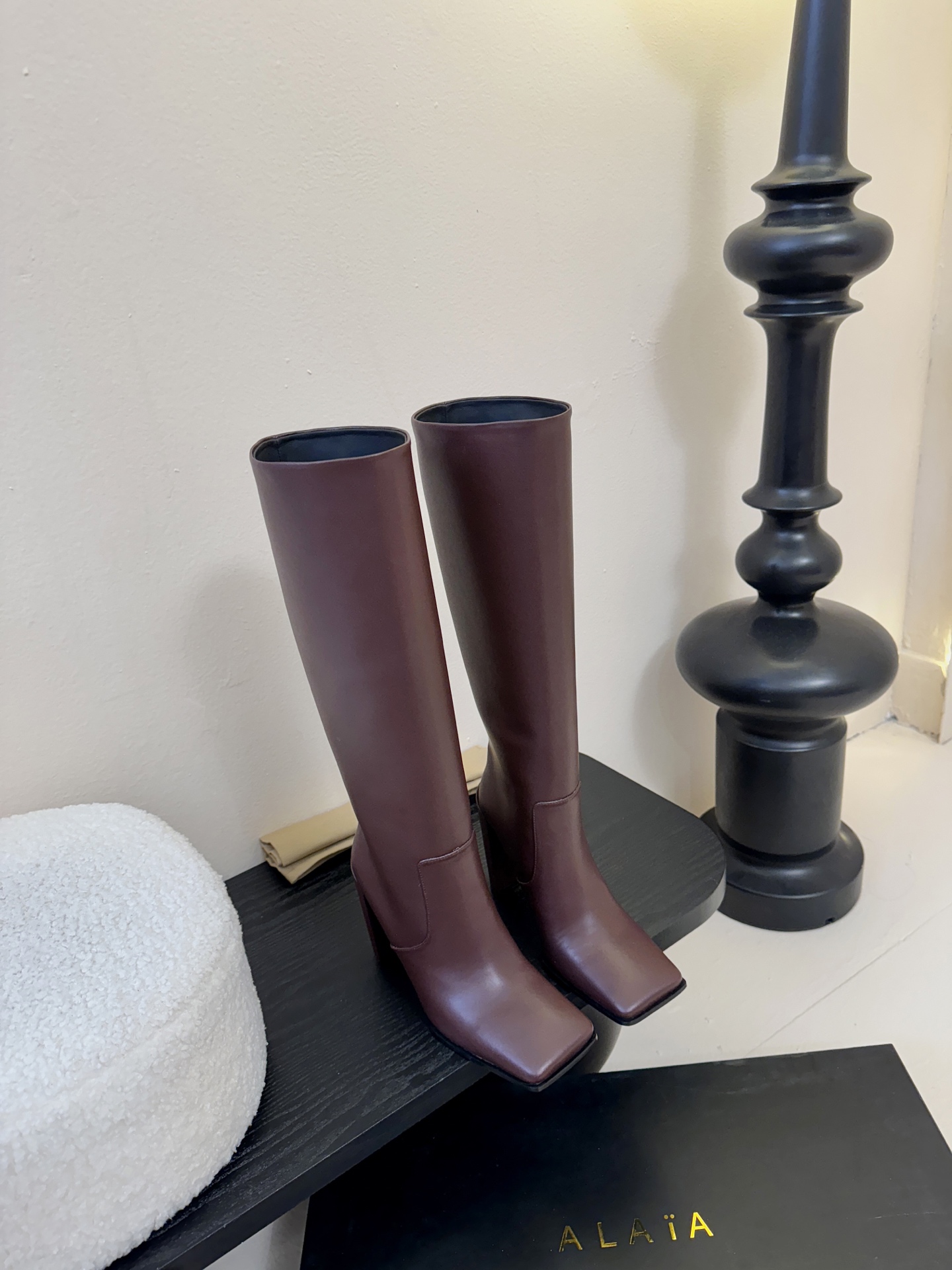 2025秋冬新款 ALAIA阿莱亚 极简风时髦精侧拉链粗跟方头高跟长靴时尚达人都在寻觅一双能兼顾舒适与风