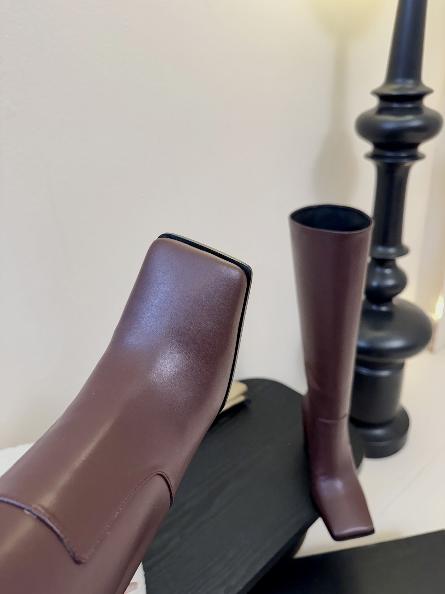 2025秋冬新款 ALAIA阿莱亚 极简风时髦精侧拉链粗跟方头高跟长靴时尚达人都在寻觅一双能兼顾舒适与风